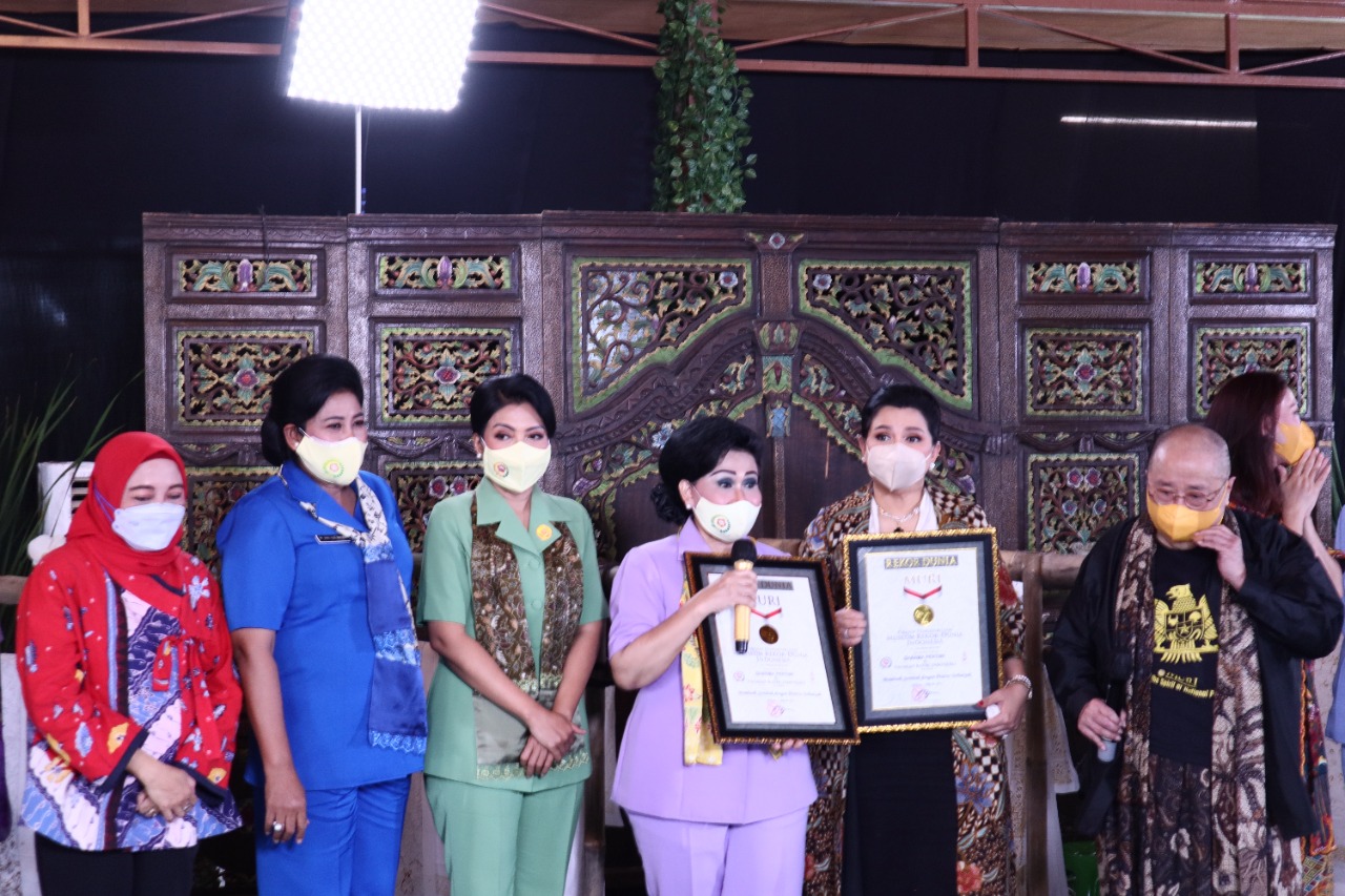 Rekor MURI untuk ajang Membatik Bersama Mendunia yang digelar Dharma Pertiwi