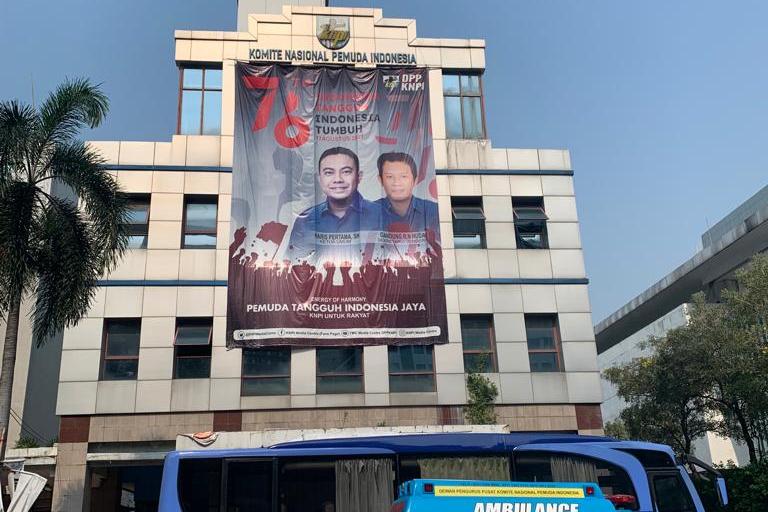 Gedung KNPI Pusat yang berada di Kuningan, Jakarta Selatan, terpasang foto Ketua DPP KNPI yang dipimpin Haris Pratama. 