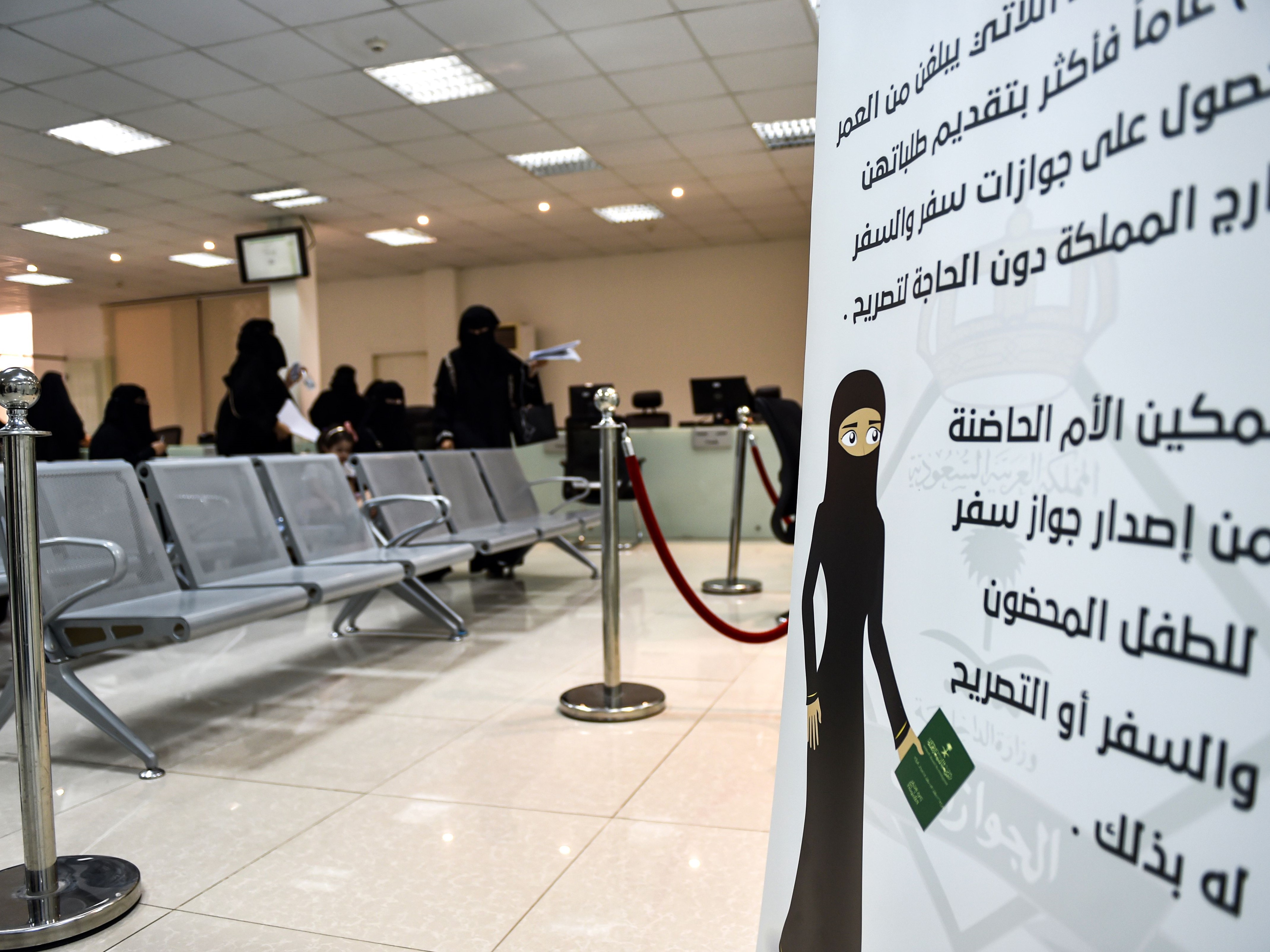 Wanita Saudi menunggu dengan formulir mereka untuk mengajukan paspor baru di Pusat Imigrasi dan Paspor di ibu kota Riyadh.