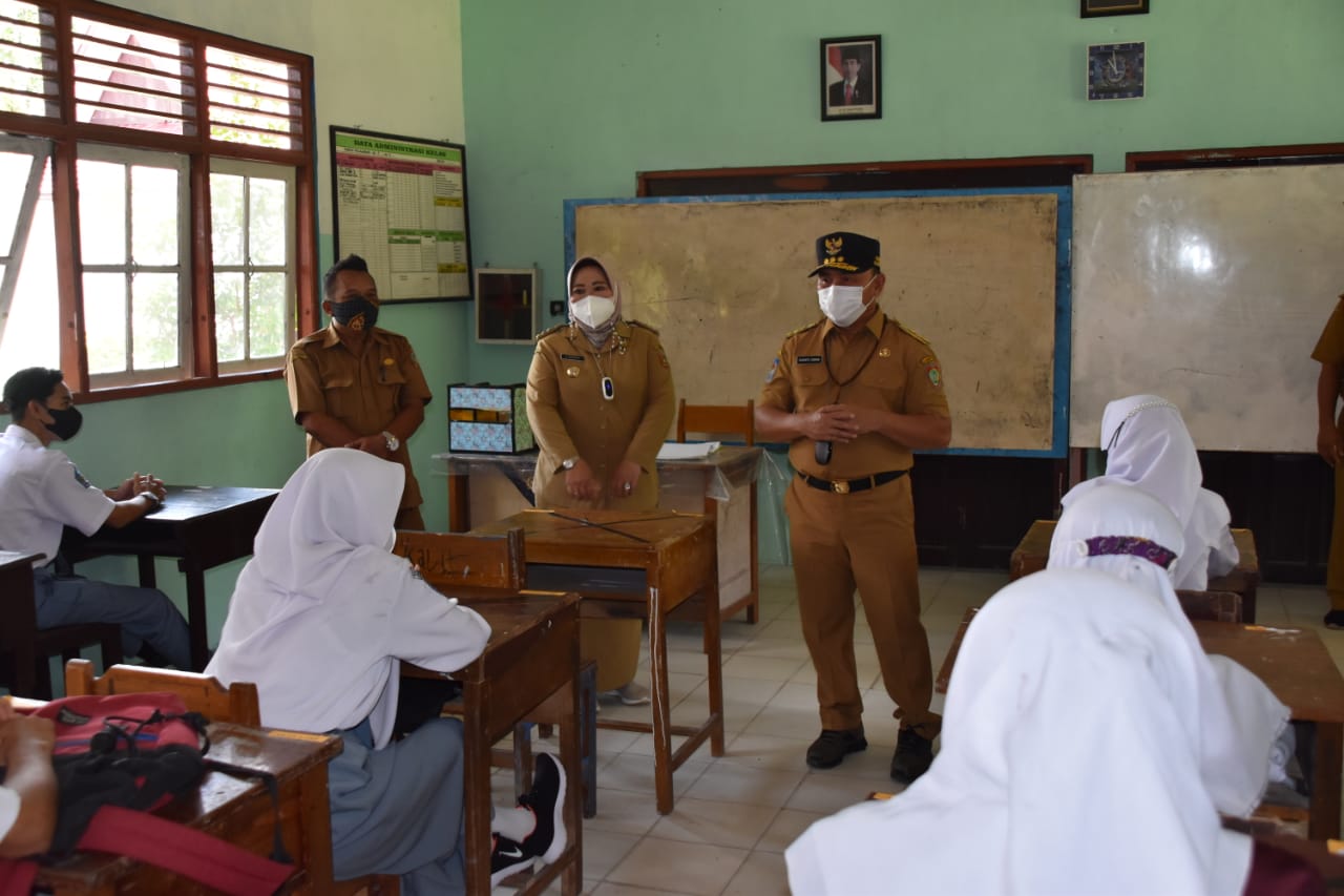 Gubernur Kalteng H. Sugianto Sabran saat meninjau PTM terbatas di SMA Negeri 1 Pangkalan Lada, Kabupaten Kotawaringin Barat, Selasa (12/10)