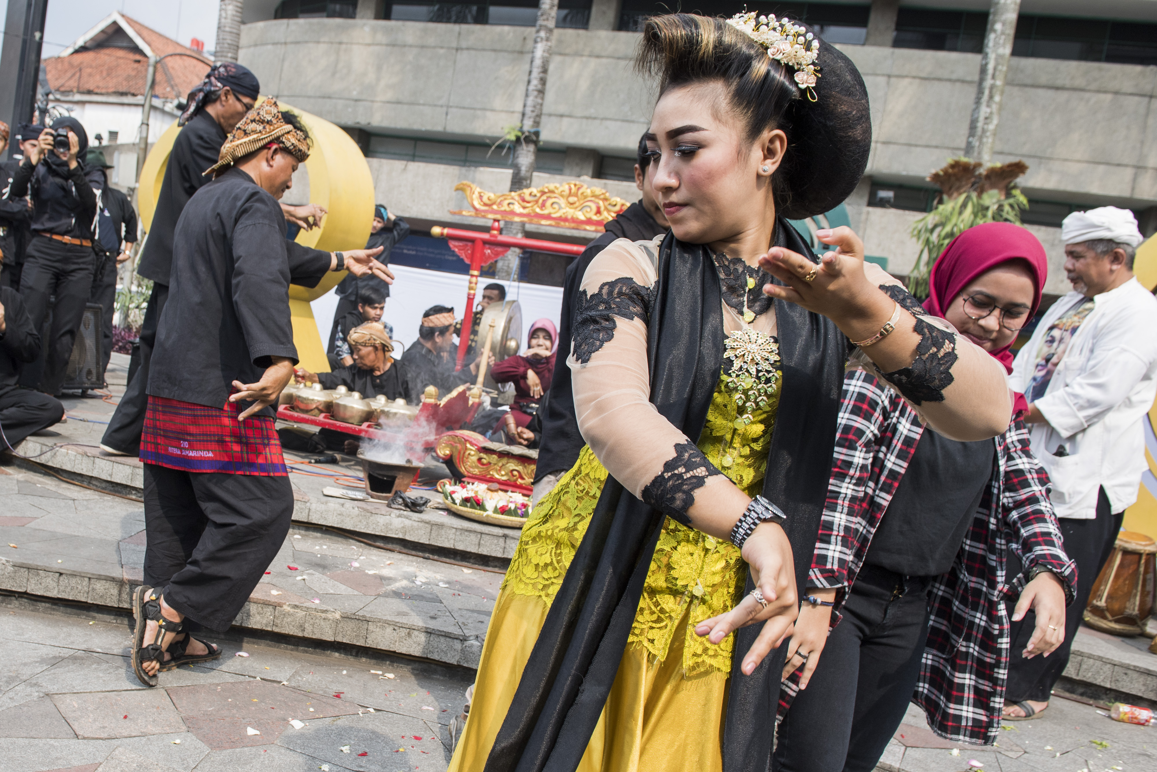  Penari dan seniman menari tarian Ronggeng Amen saat aksi seni ruwatan di Braga, Bandung, Jawa Barat, beberapa waktu lalu.