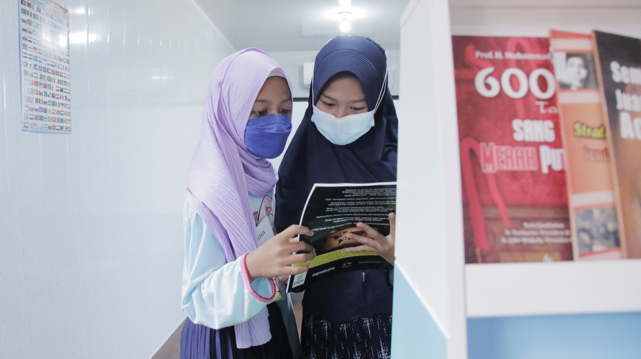 Siswa membaca buku di Rumah Pintar yang didirikan Pupuk Sriwijaya. 