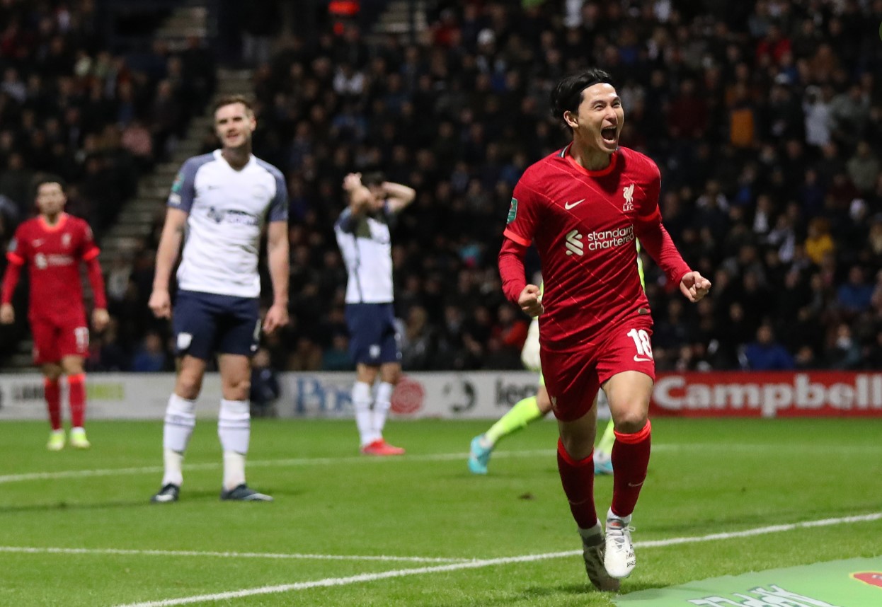 Penyerang Liverpool Takumi Minamino melakukan selebrasi usai mencetak gol ke gawang Preston North End di laga Piala Liga.