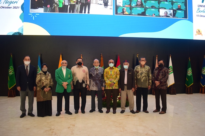 Rektor Unas dan Fadli Zon berfoto bersama usai orasi Ilmiah dalam Dies Natalis Unas ke 72