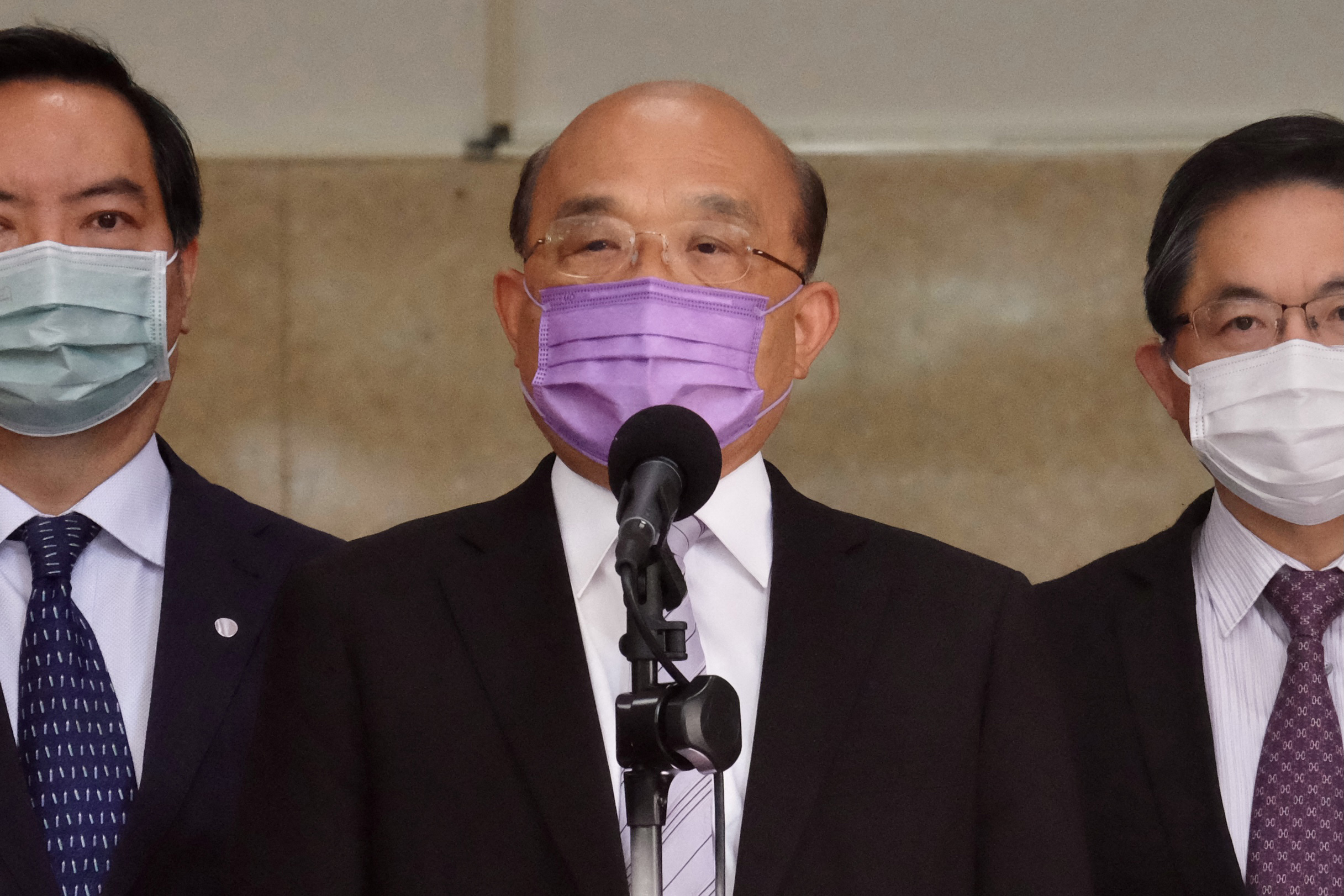 Perdana Menteri Taiwan Su Tseng-chang (tengah) saat berbicara di parlemen.