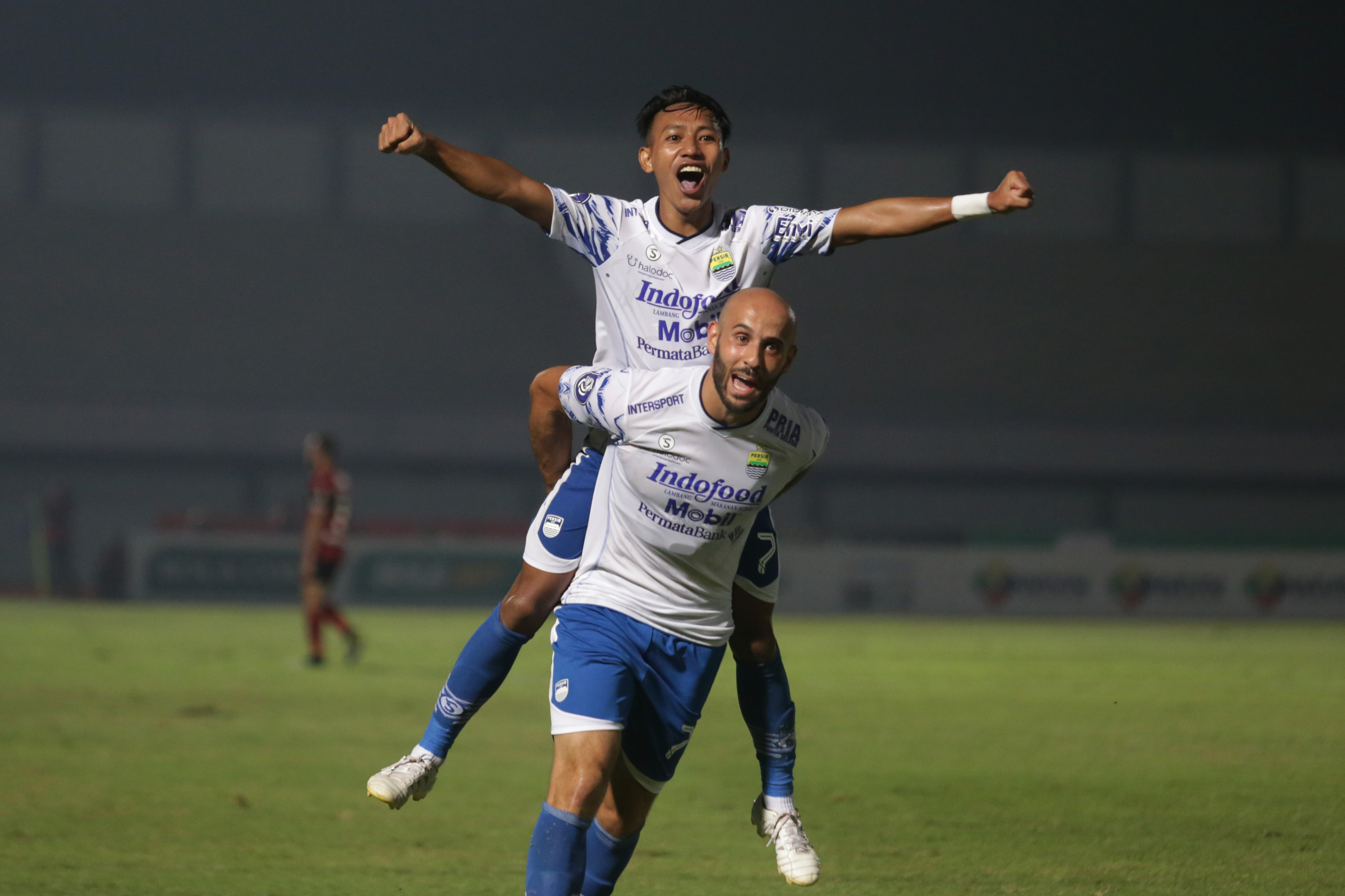 Pemain Persib Bandung melakukan selebrasi usai mencetak gol ke gawang Bali United.