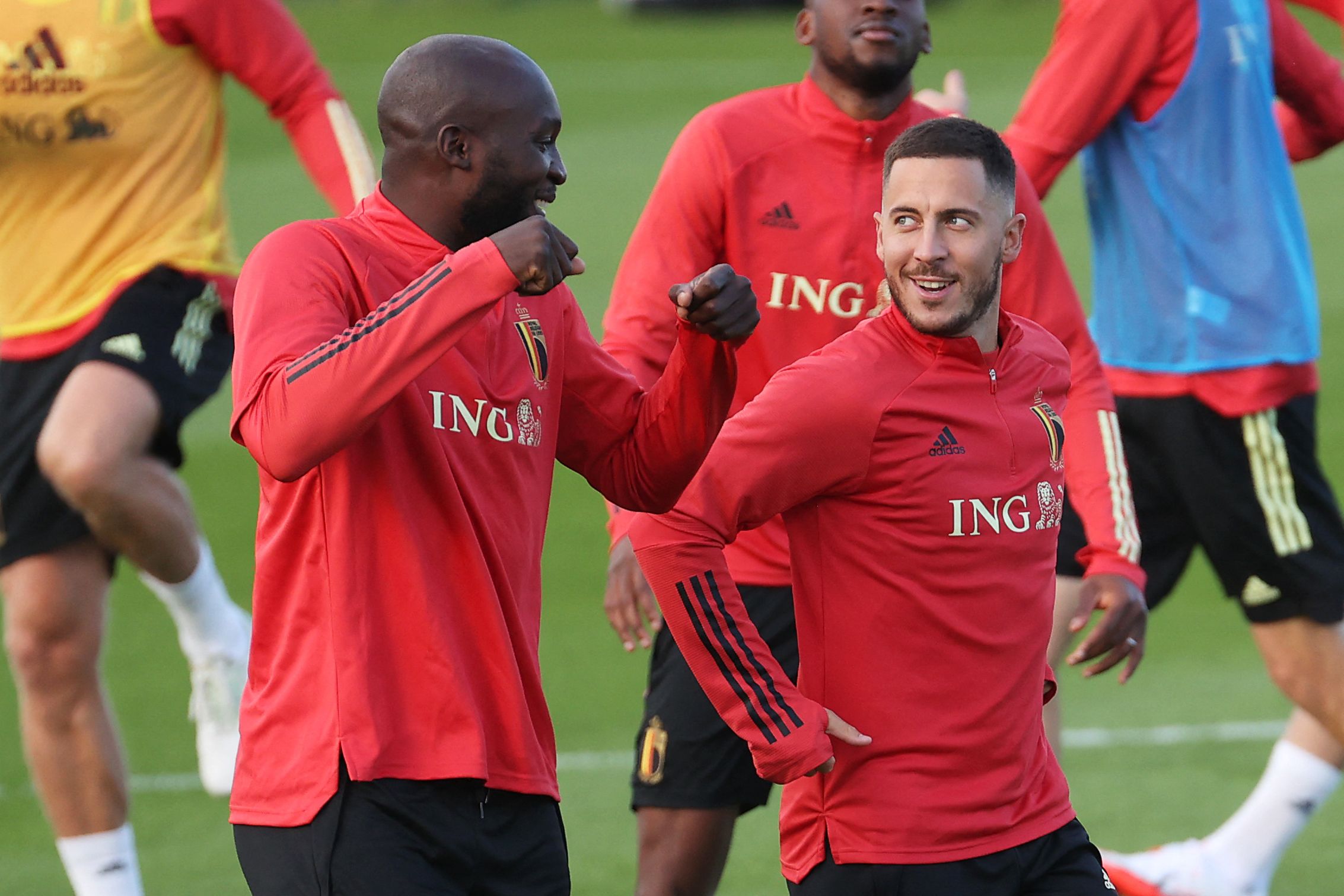 Gelandang serang Belgia Eden Hazard (kanan) berbincang dengan kompatriotnya Romelu Lukaku.