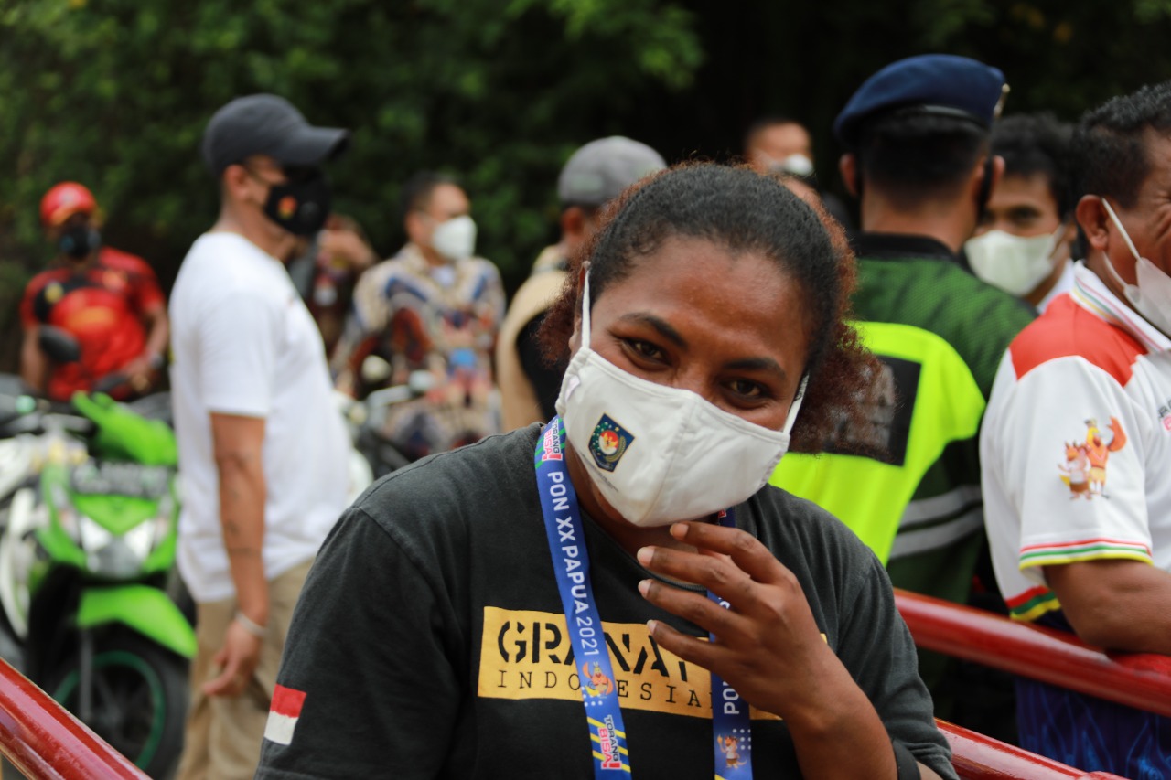 Salah satu penonton di PON XX Papua bermasker saat menonton pertandingan