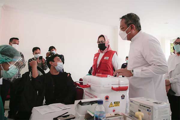 Walikota Tangsel Benyamin Davnie dan Ketua PMI Tangsel hadiri Peluncuran Sentra  Vaksinasi di Kota Tangsel, Banten.