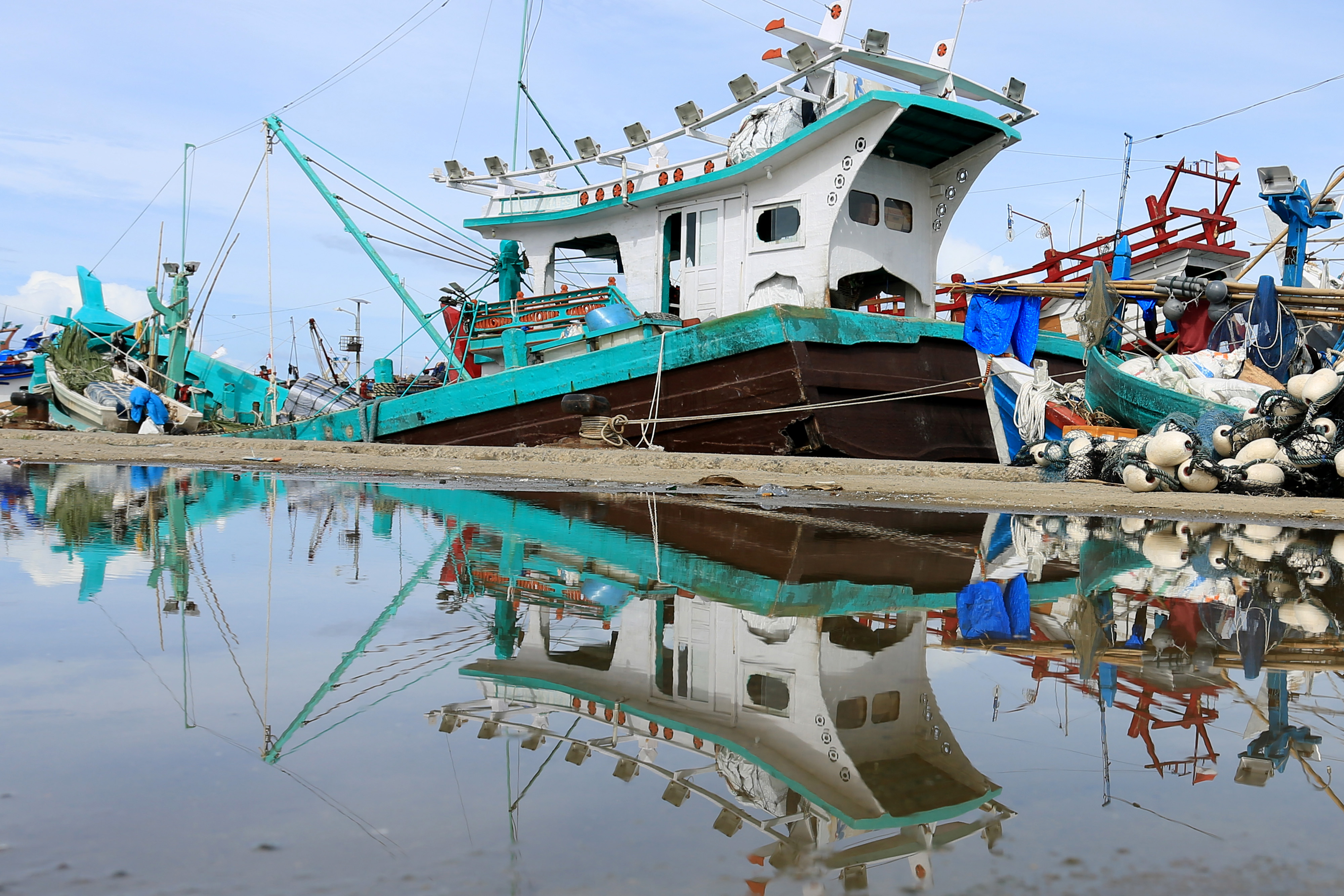 : Anak buah kapal (ABK) berada di dalam kapal saat ditambatkan di Pelabuhan Perikanan Samudera, Lampulo, Banda Aceh, Aceh, Sabtu (9/10/2021)