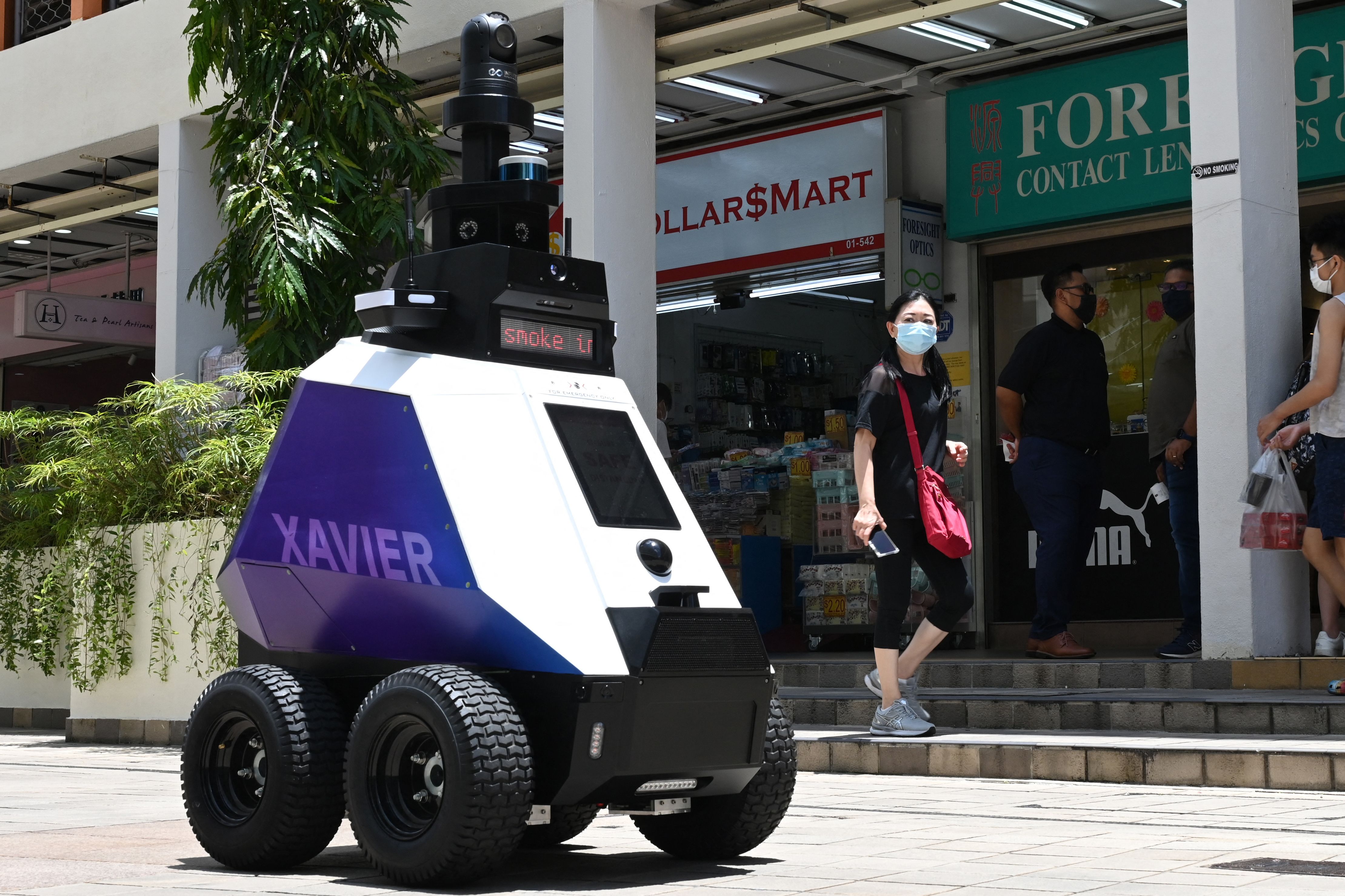 Robot Xavier tengah berpatroli di jalan Singapura.
