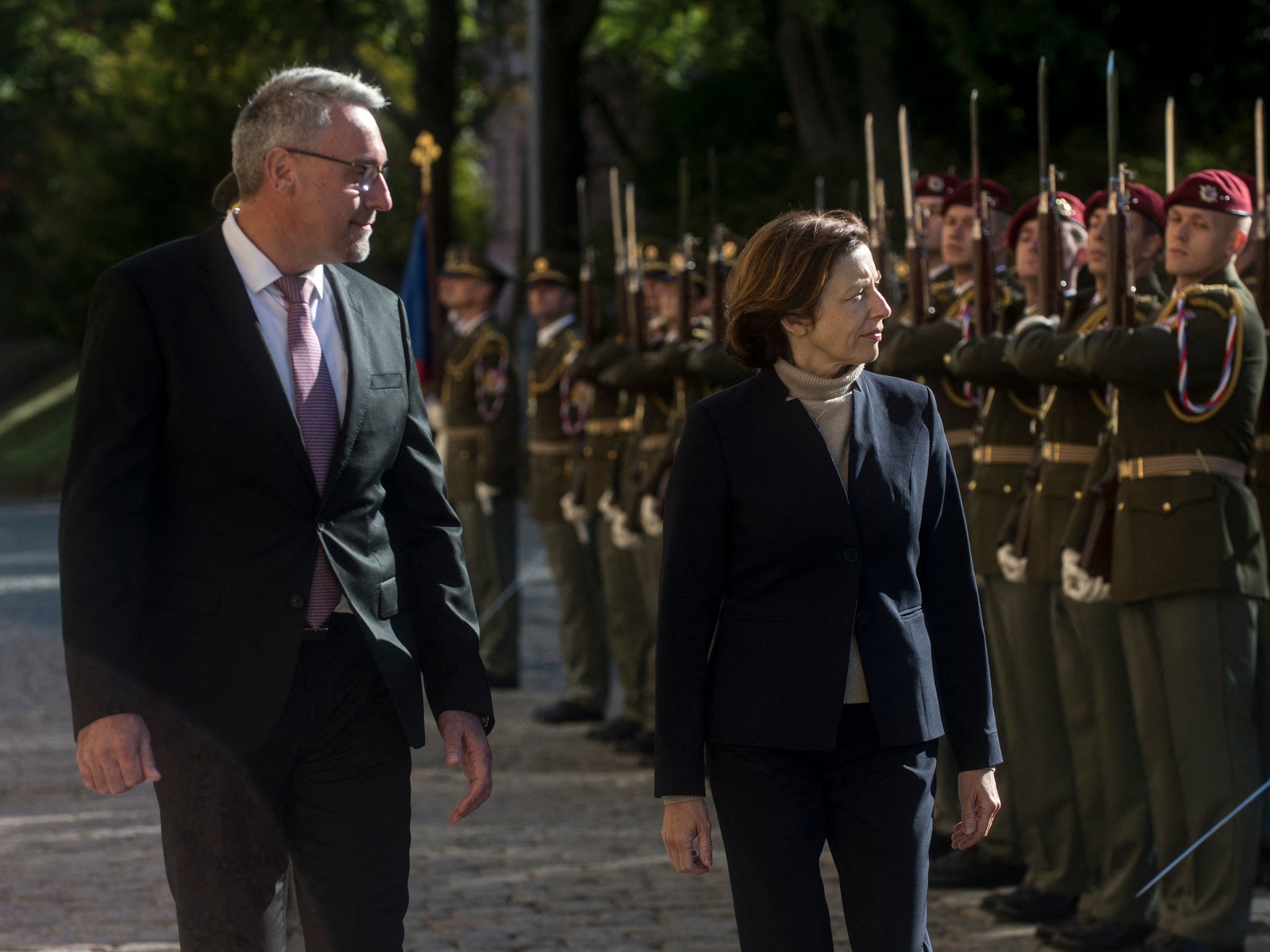 Menteri Pertahanan Ceko Lubomir Metnar (kiri) dan Menhan Prancis Florence Parly meninjau penjaga kehormatan di Praha, Kamis (30/9).