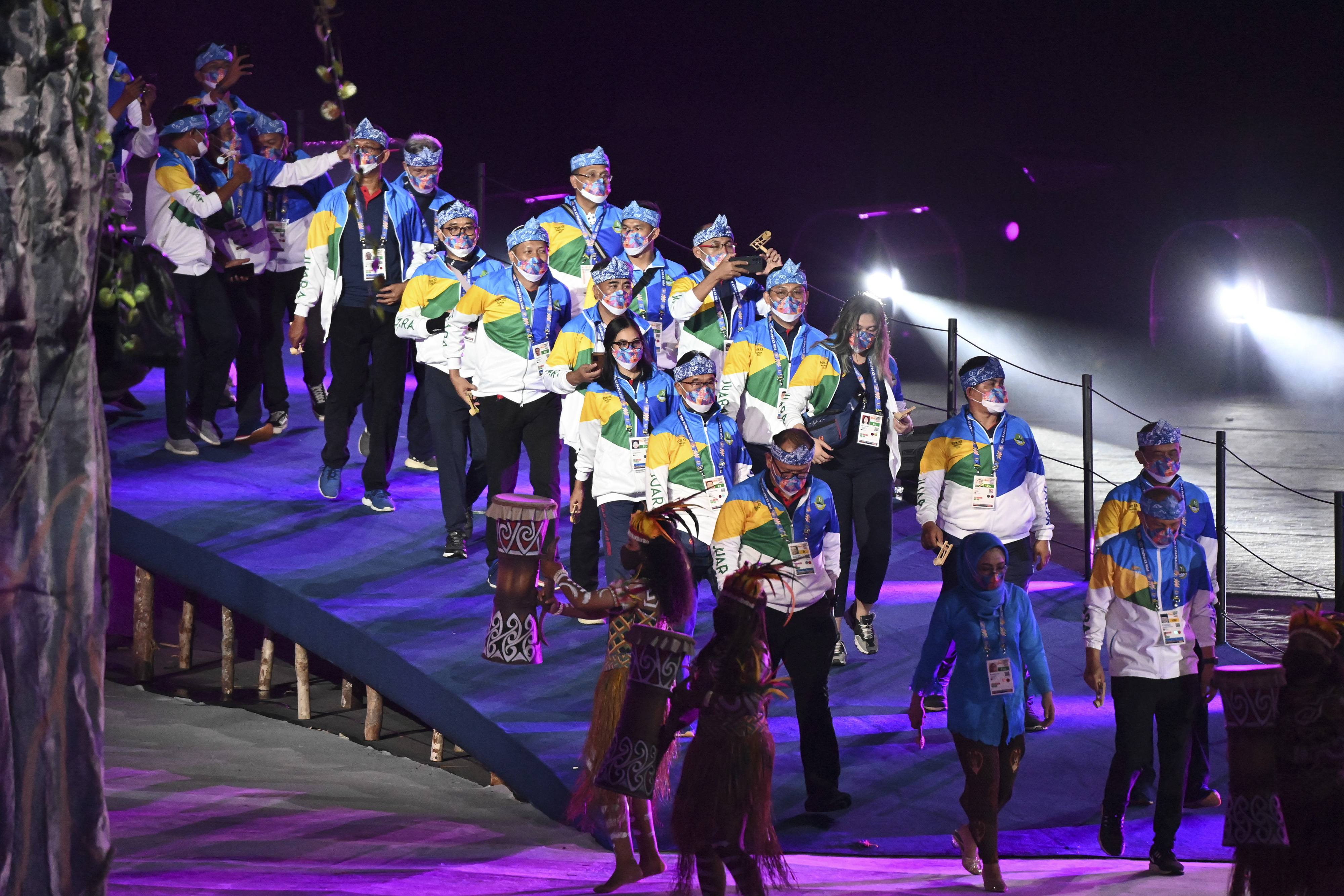 Kontingen Jawa Barat saat mengikuti defile Upacara Pembukaan PON Papua