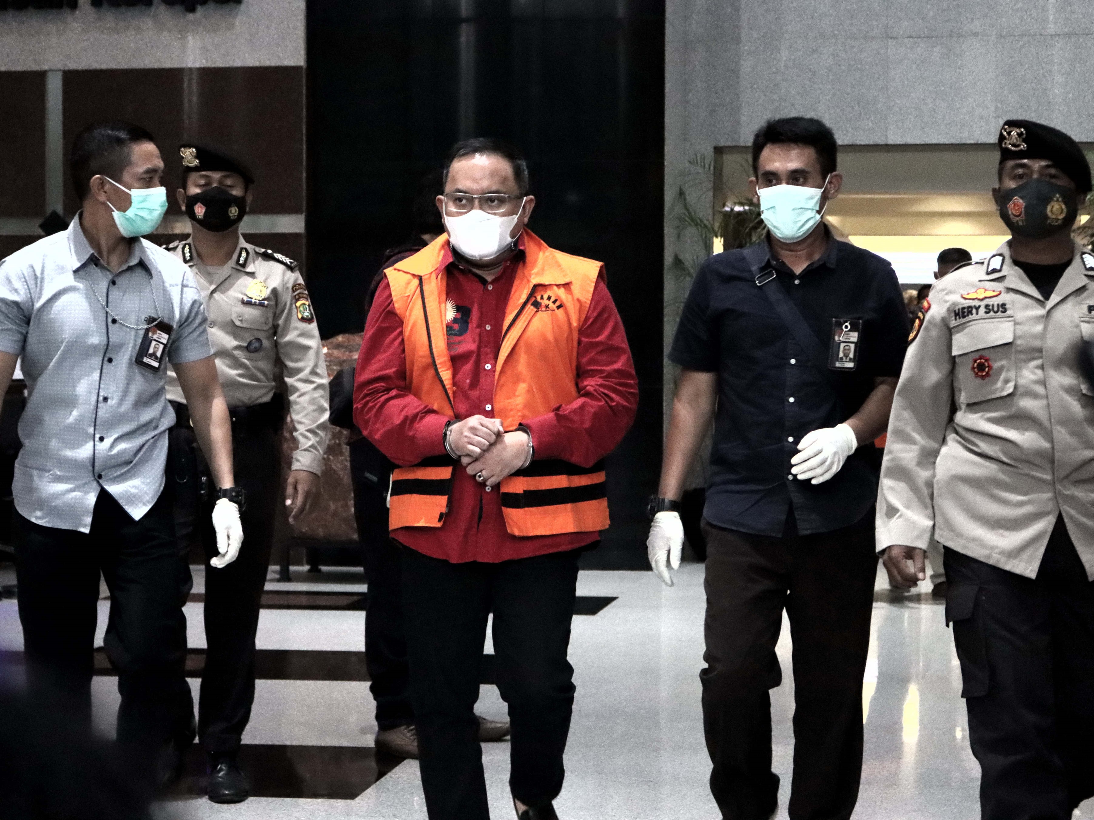 Bupati Musi Banyuasin Dodi Reza Alex Noerdin (rompi tahanan kanan).