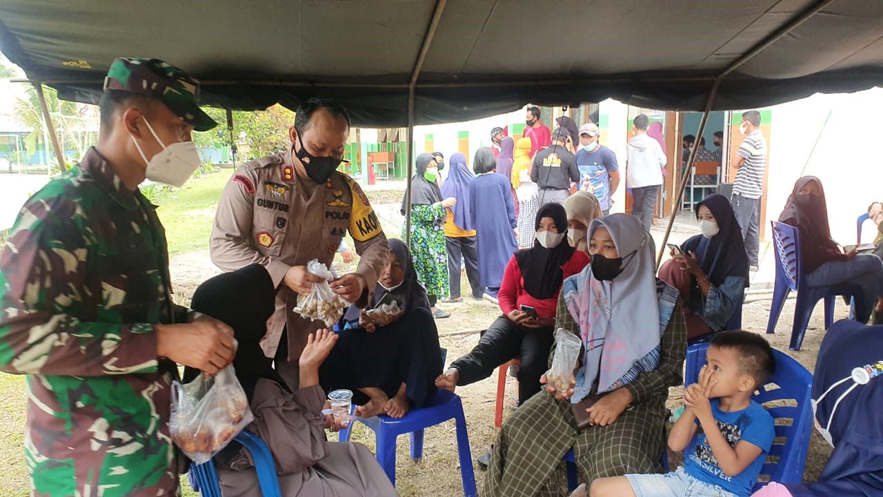 TNI dan Polri di Bungo meyakinkan warga untuk bersedia divaksinasi