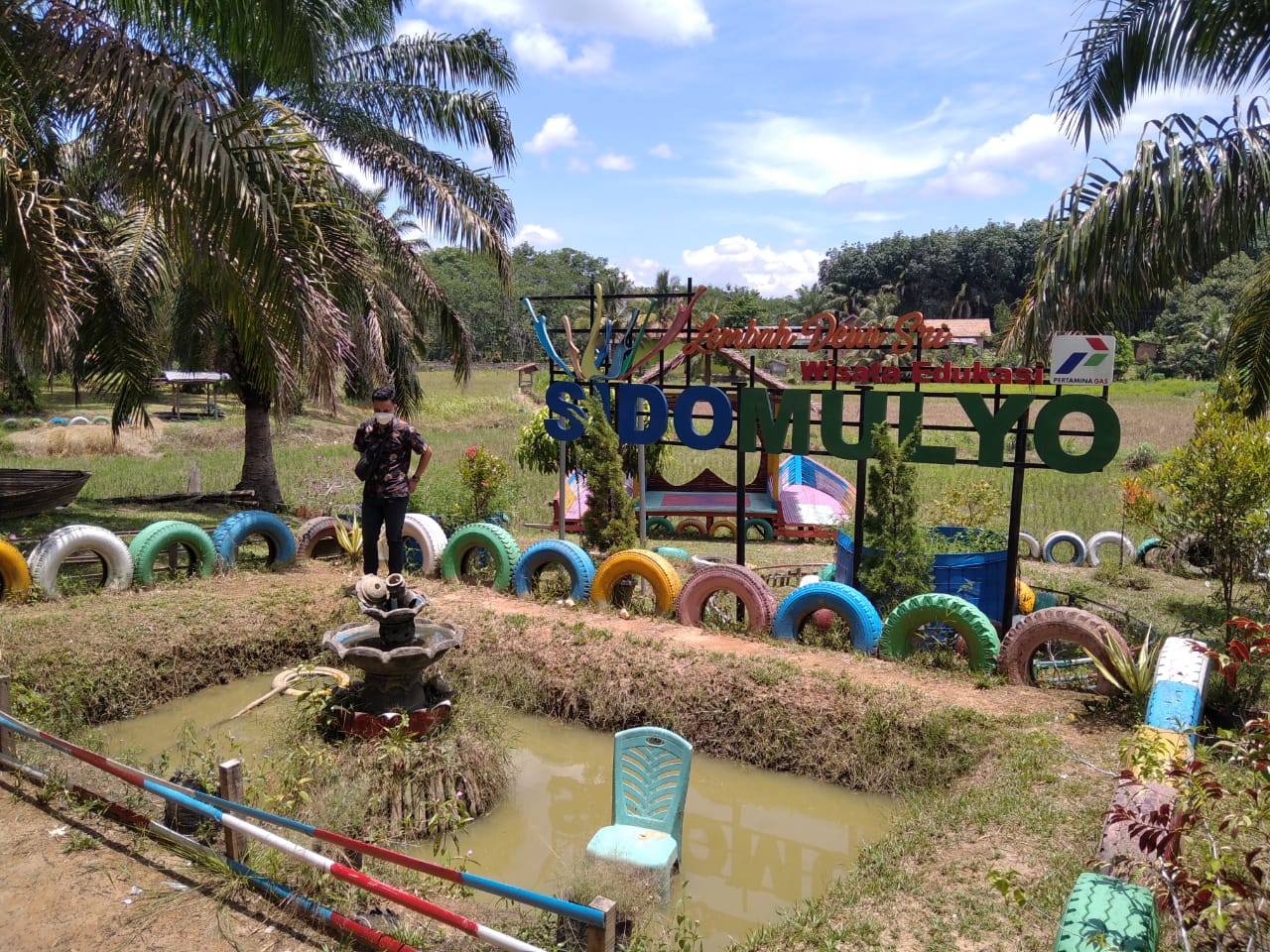 Pengunjung sedang menikmati wisata di Taman Wisata Lembah Dewi Sri Berbasis Edukasi di Desa Sidomulyo, Muara Enim.