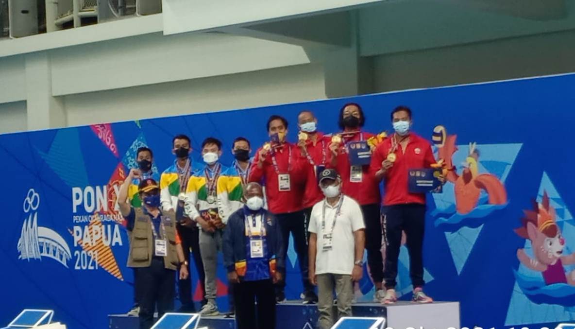 Kepala BNPB/Ketua Satgas Penanganan COVID-19, Letjen TNI Ganip Warsito mengalungkan medali pada final renang estafet putra, PON XX Papua, Mi