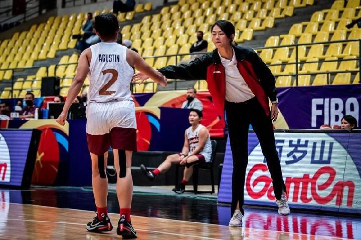 Pelatih timnas bola basket putri Indonesia Lin Chi Wen (kanan). 