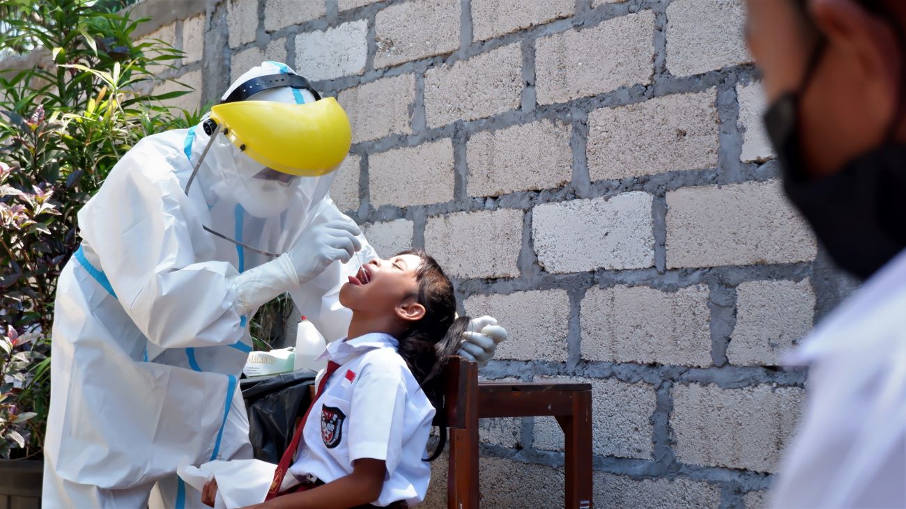 Seorang siswa SD di Kota Kupang, NTT menjalani swab test, Senin (1/11). 