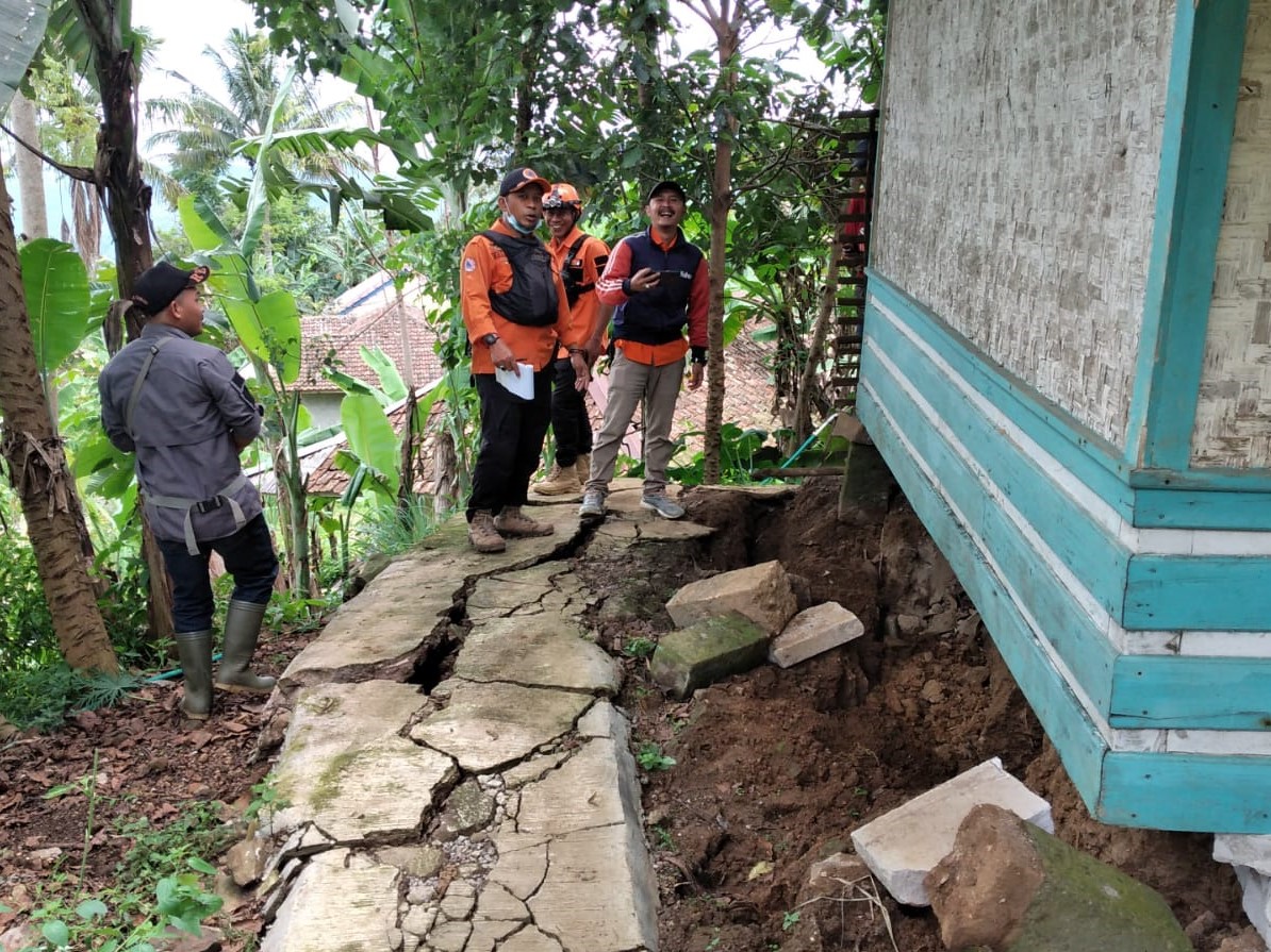 Personel BPBD Kabupaten Cianjur, Jawa Barat, bersama relawan tangguh bencana Desa Sukajadi Kecamatan Campaka mengecek kondisi rumah.