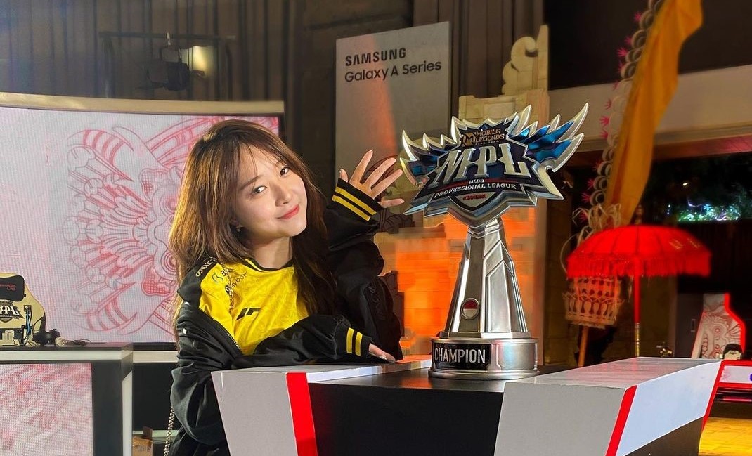 Game streamer Viorenita Sutantu atau ONIC Vior juga aktif mendukung tim esport ONIC.