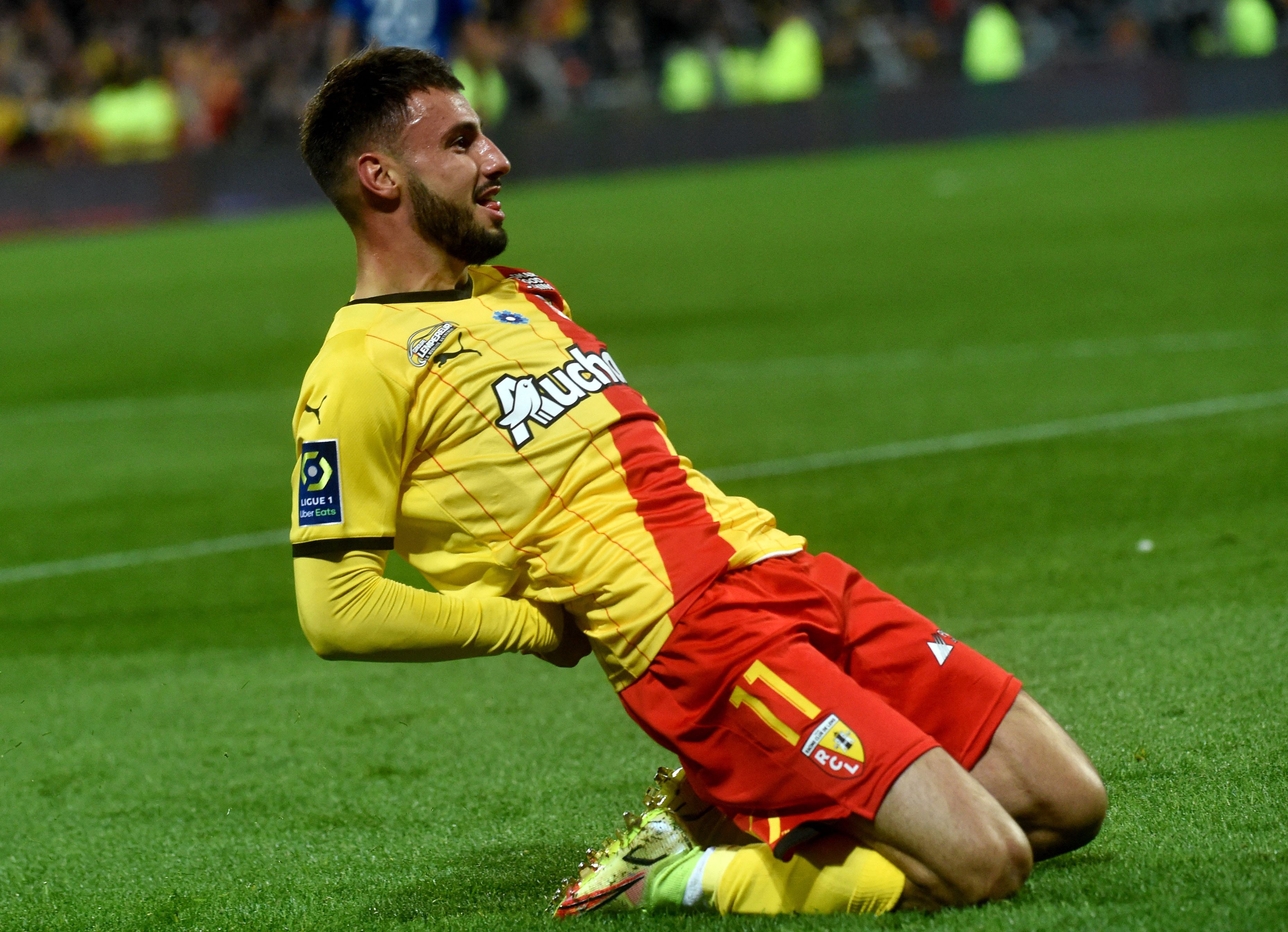 Gelandang Lens Jonathan Clauss melakukan selebrasi usai mencetak gol ke gawang Troyes di laga Ligue 1.