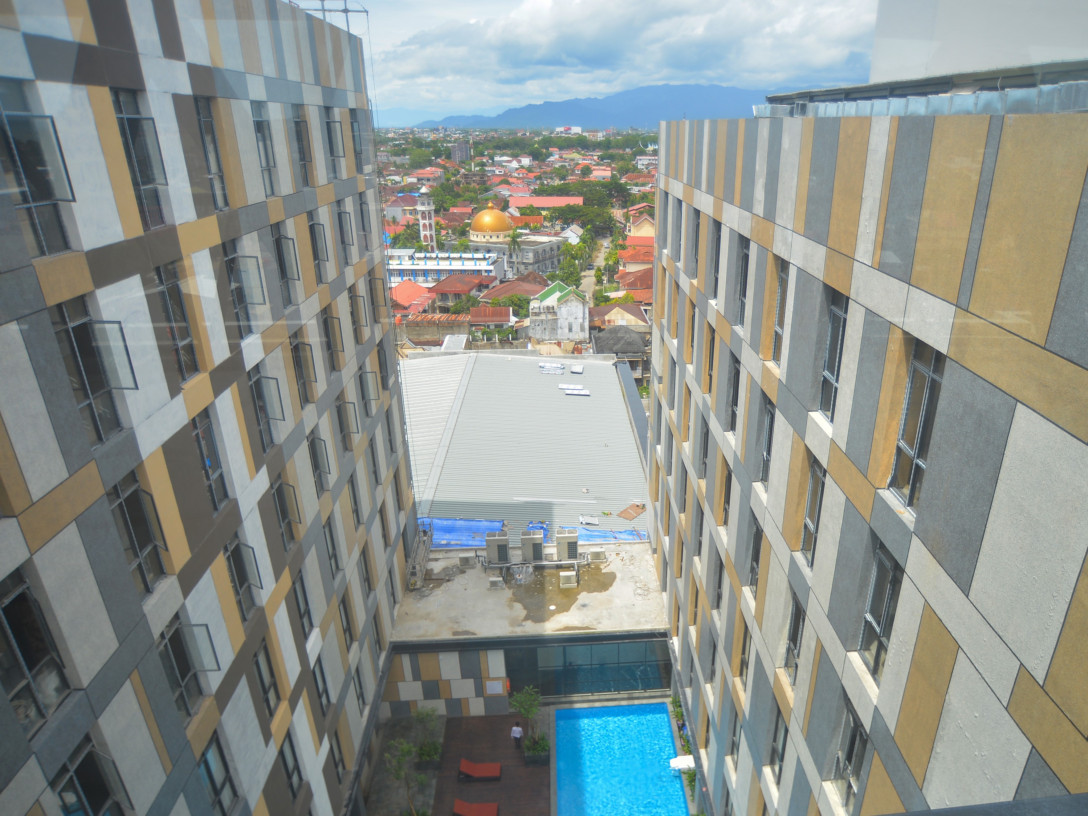 Pekerja melintas di area kolam renang Hotel Santika Premiere Padang yang baru selesai dibangun di Padang, Sumatra Barat, Kamis (11/11).