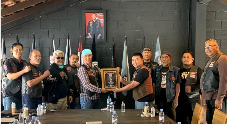 Bertukar cendera mata.