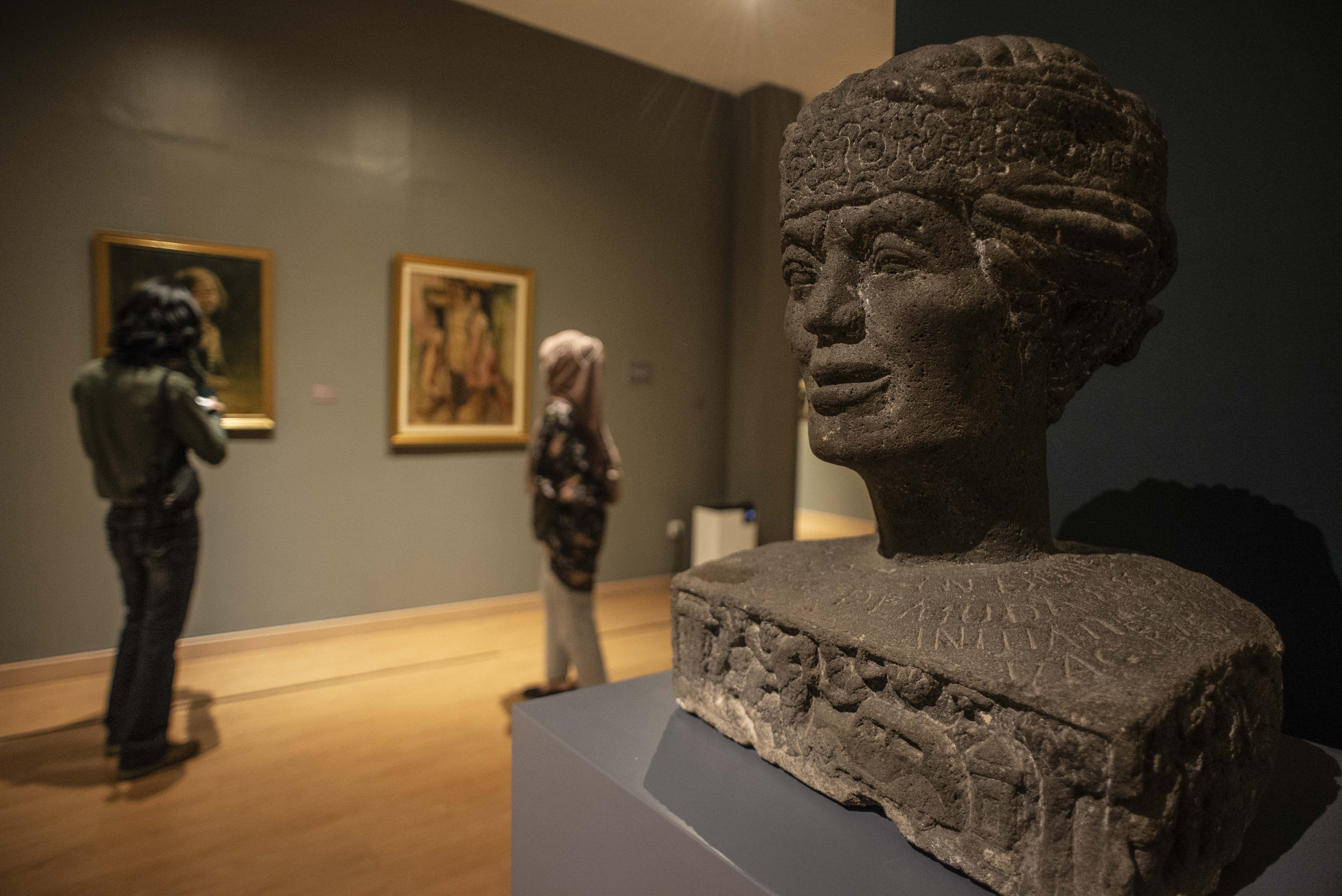 Pengunjung mengamati karya seni yang ditampilkan dalam Pameran Tetap Galeri Nasional Indonesia , Jakarta, Kamis (28/10/2021_)