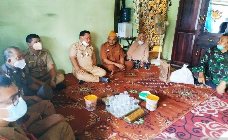 Bupati Kotawaringin Timur, Kalteng, Halikinnor mengunjungi rumah Sjahran, salah satu pengurus veteran di Kotim dalam rangka Hari Pahlawan 