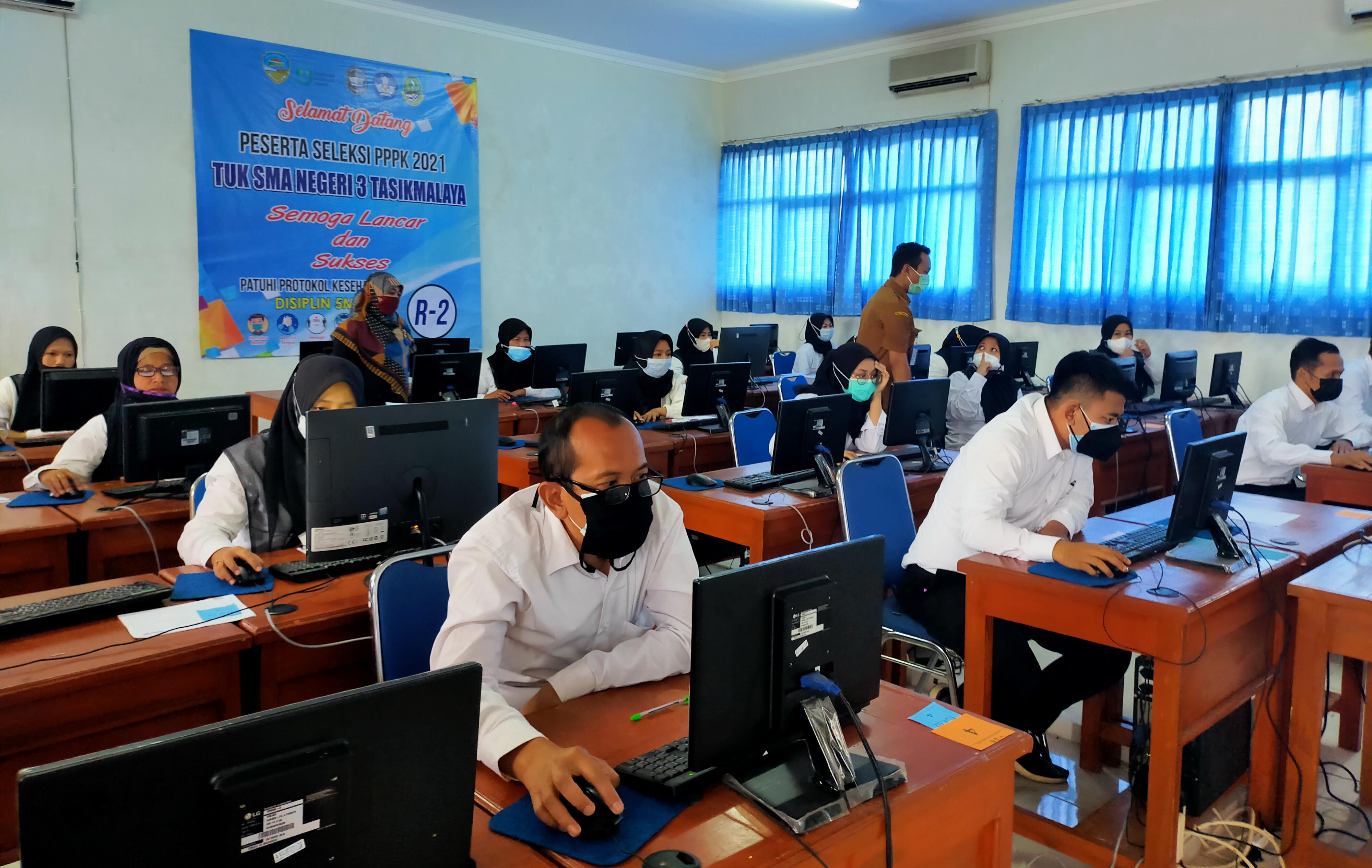 Para guru honorer sedang mengerjakan soal seleksi Pegawai Pemerintah dengan Perjanjian Kerja (PPPK) tahap Pertama