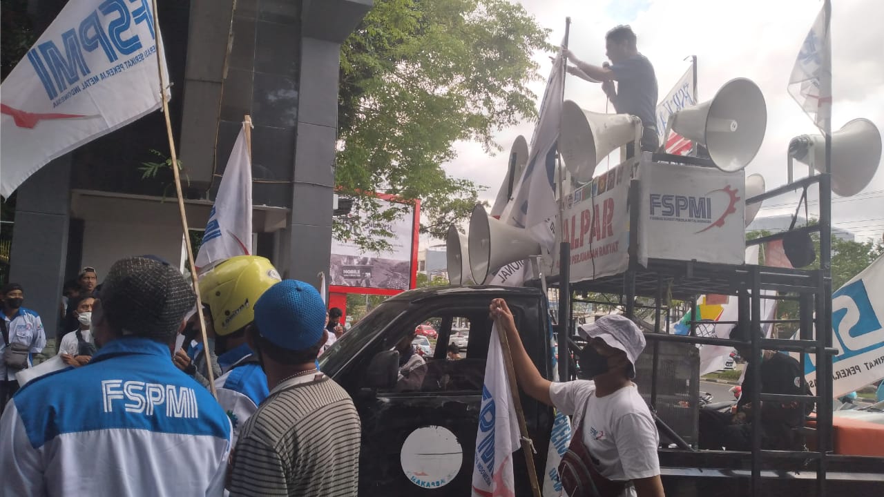 Demo buruh di yang meminta UMP 2022 Naik 10% di gerbang masuk Kantor Gubernur Sulsel, Jalan Urip Sumohardjo, Makassar, Selasa (26/10).