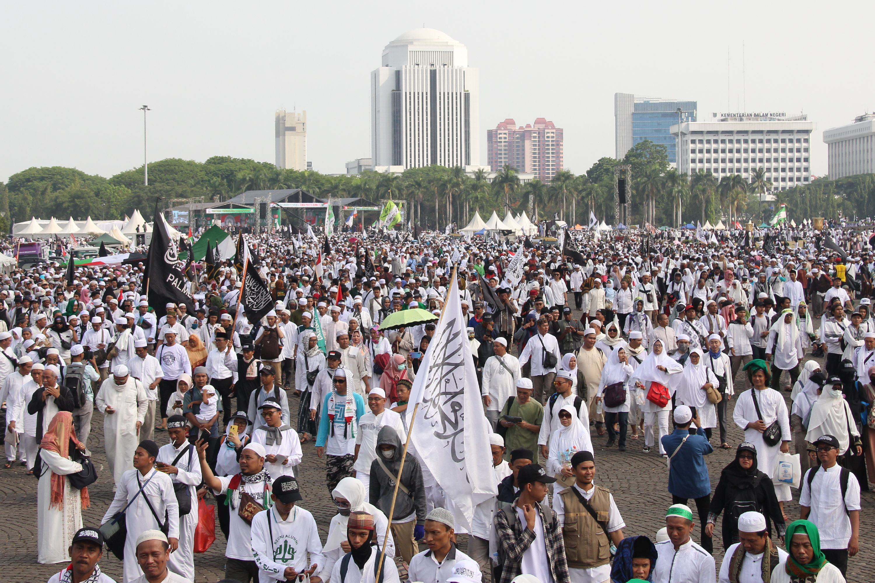 Ribuan peserta reuni aksi 212 tahun 2019 banjir lapangan Monumen Nasional (Monas).