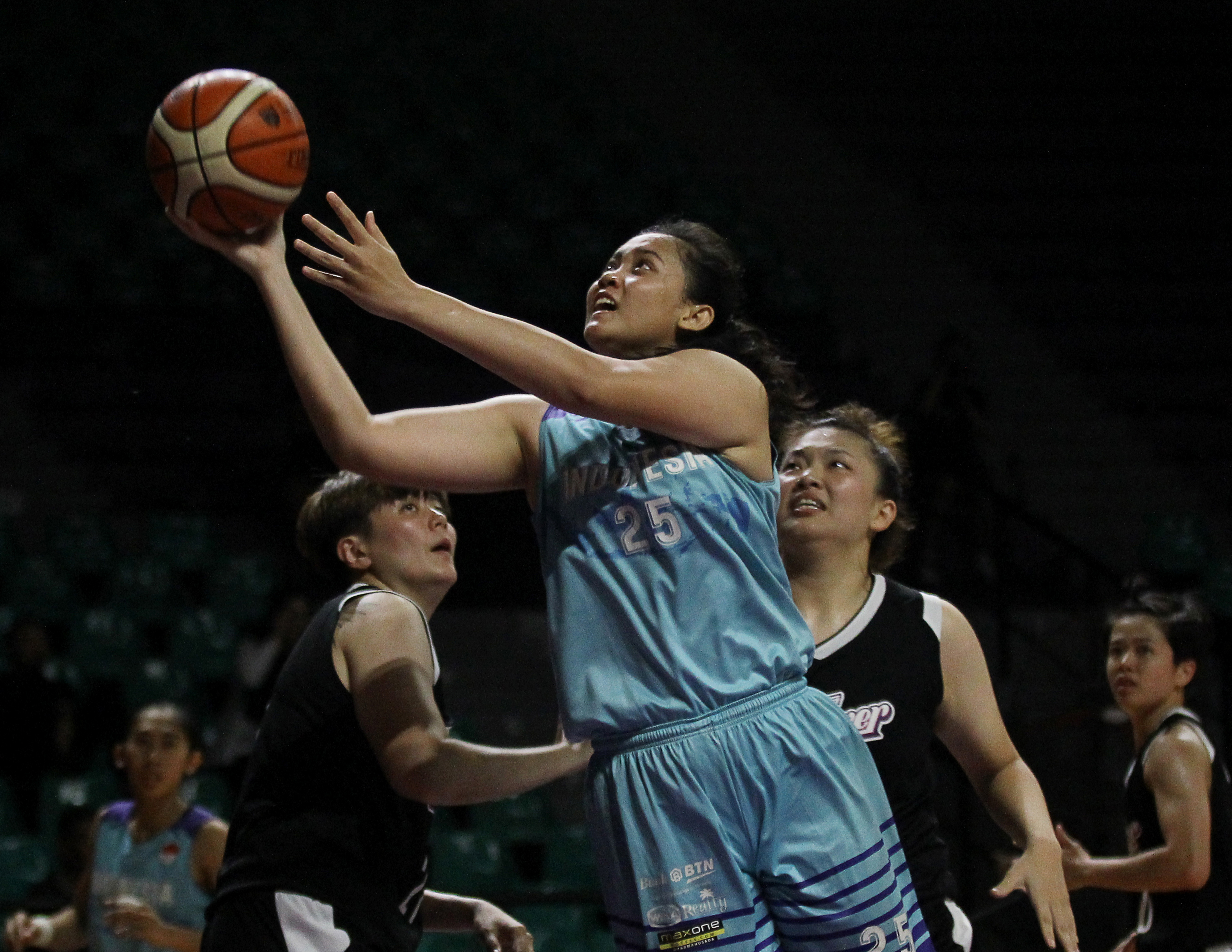 Pemain timnas bola basket putri Indonesia Husna Aulia Latifah (tengah) melakukan 