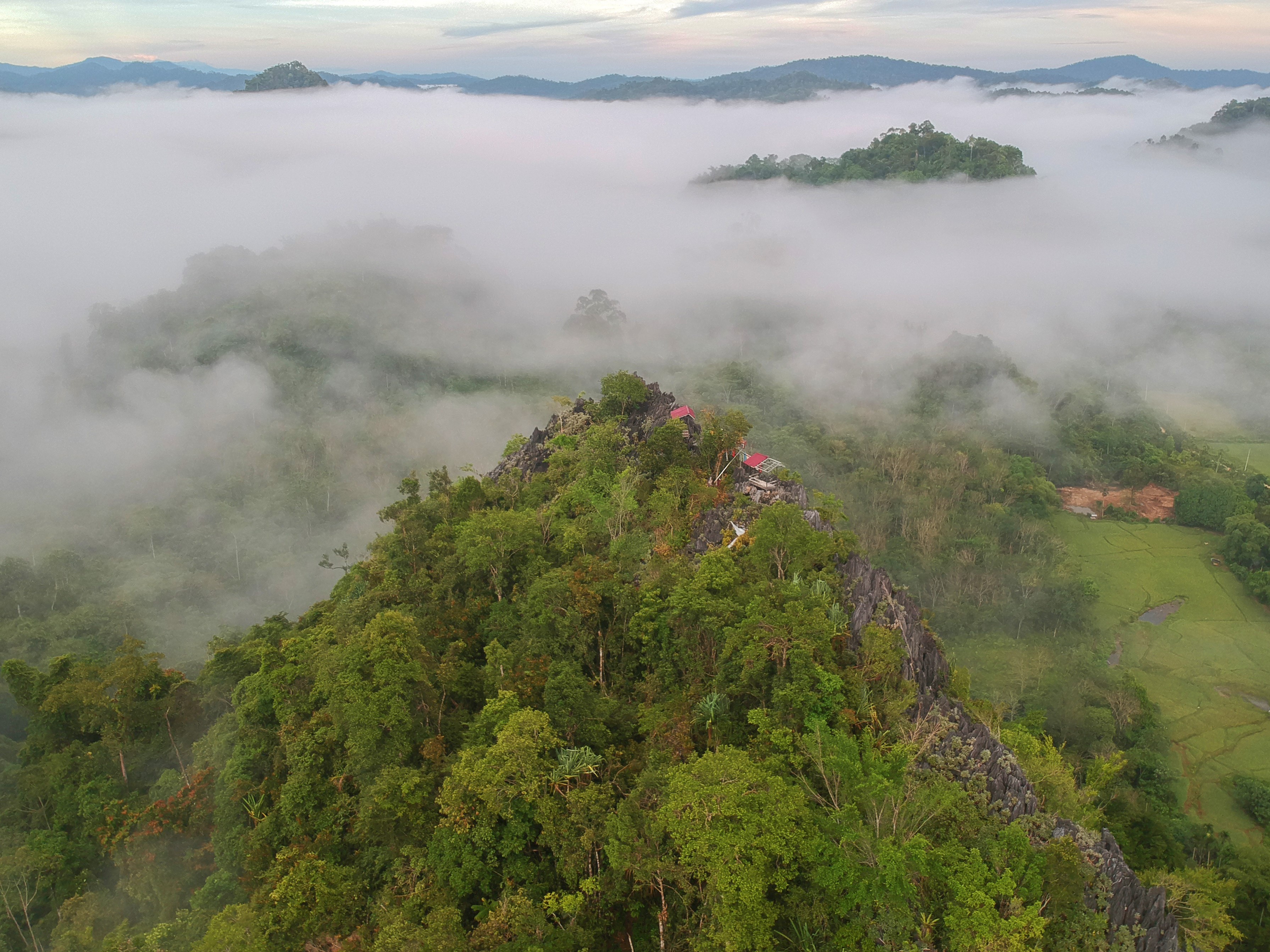 Foto udara kawasan wisata karst Bukit Tamulun, Desa Berkun, Limun, Sarolangun, Jambi.