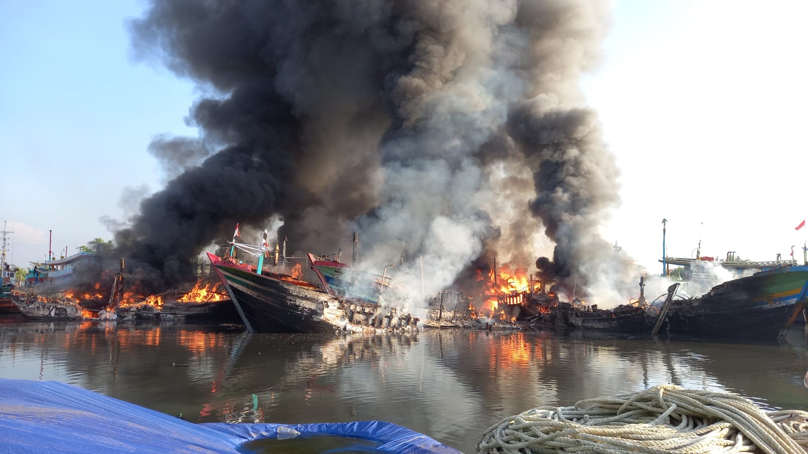 Belasan kapal di galangan kapal milik PT Tegal Shipyard Utama Kota Tegal  di Kota Tegal, Jawa Tengah, terbakar, Rabu (17/11)