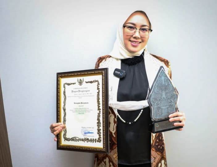 Bupati Purwakarta Anne Ratna Mustika saat menerima pengharagaan Paritrana.