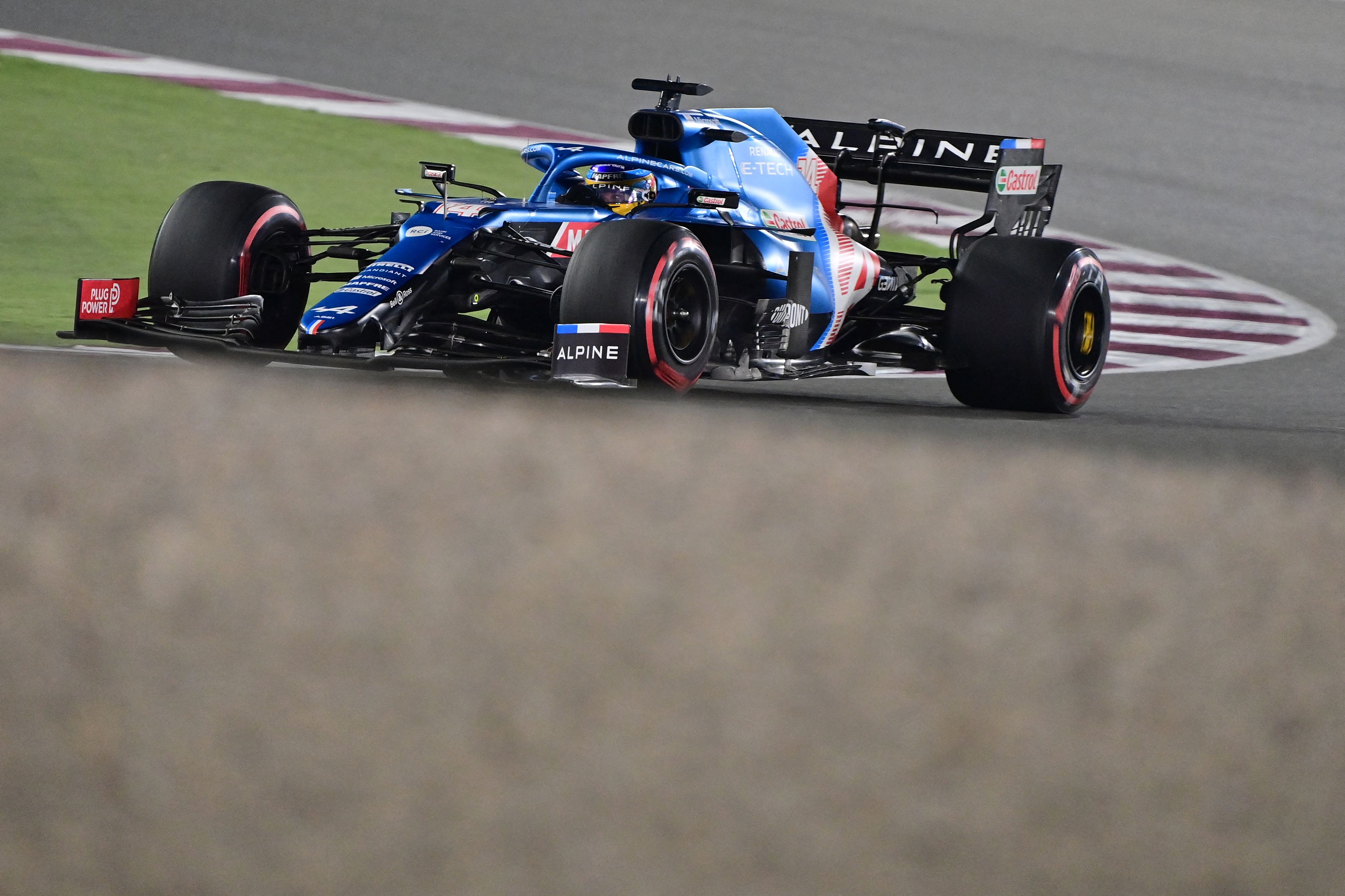 Pembalap tim Alpine Fernando Alonso dari Spanyol memacu kendaraan di Gran Prix Formula 1 Qatar.