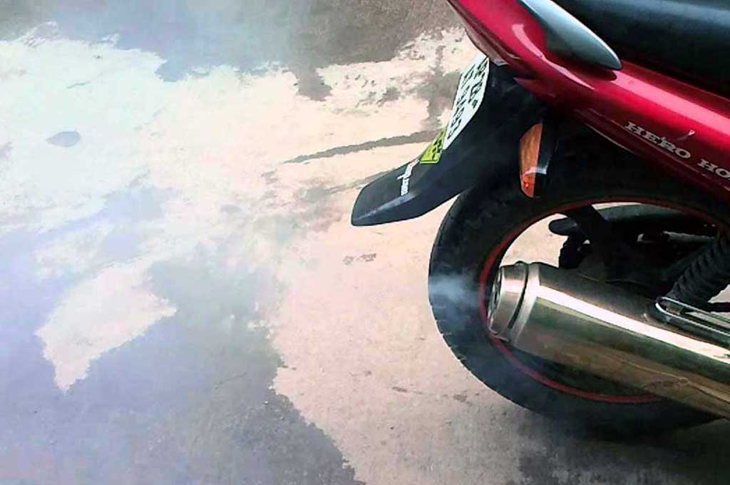 Asap keluar dari knalpot sepeda motor.