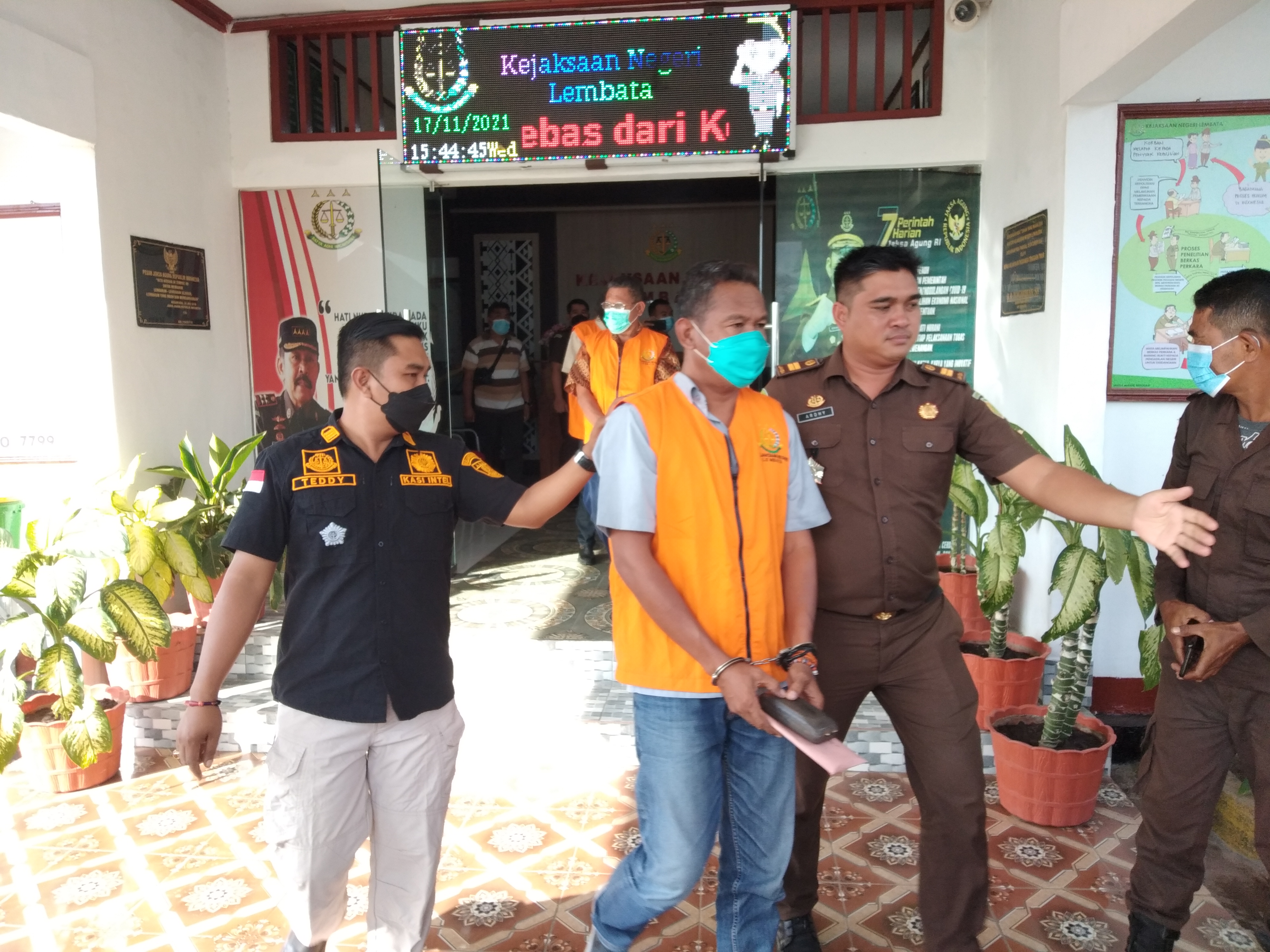 Para tersangka kasus korupsi pembangunan kantor kecamatan di Lembata, NTT, digiring ke ruang tahanan