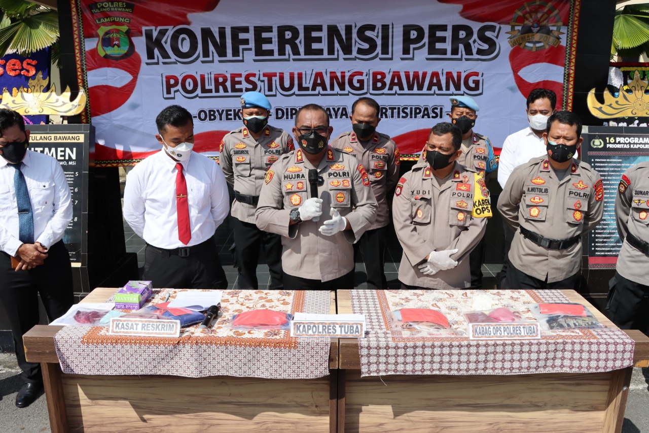 Kapolres Tulang Bawang AKB Hujra Soumena (tengah)  memberi keterangan pers di Mapolres Tulang Bawang, Senin (22/11).
