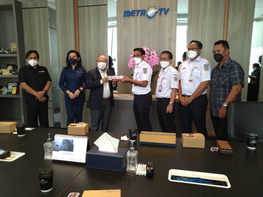 Kunjungan Direktur Utama PT KCI Roppiq Lutzfi Azhar (keempat dari kiri) ke Metro Tv, Rabu (10/11).