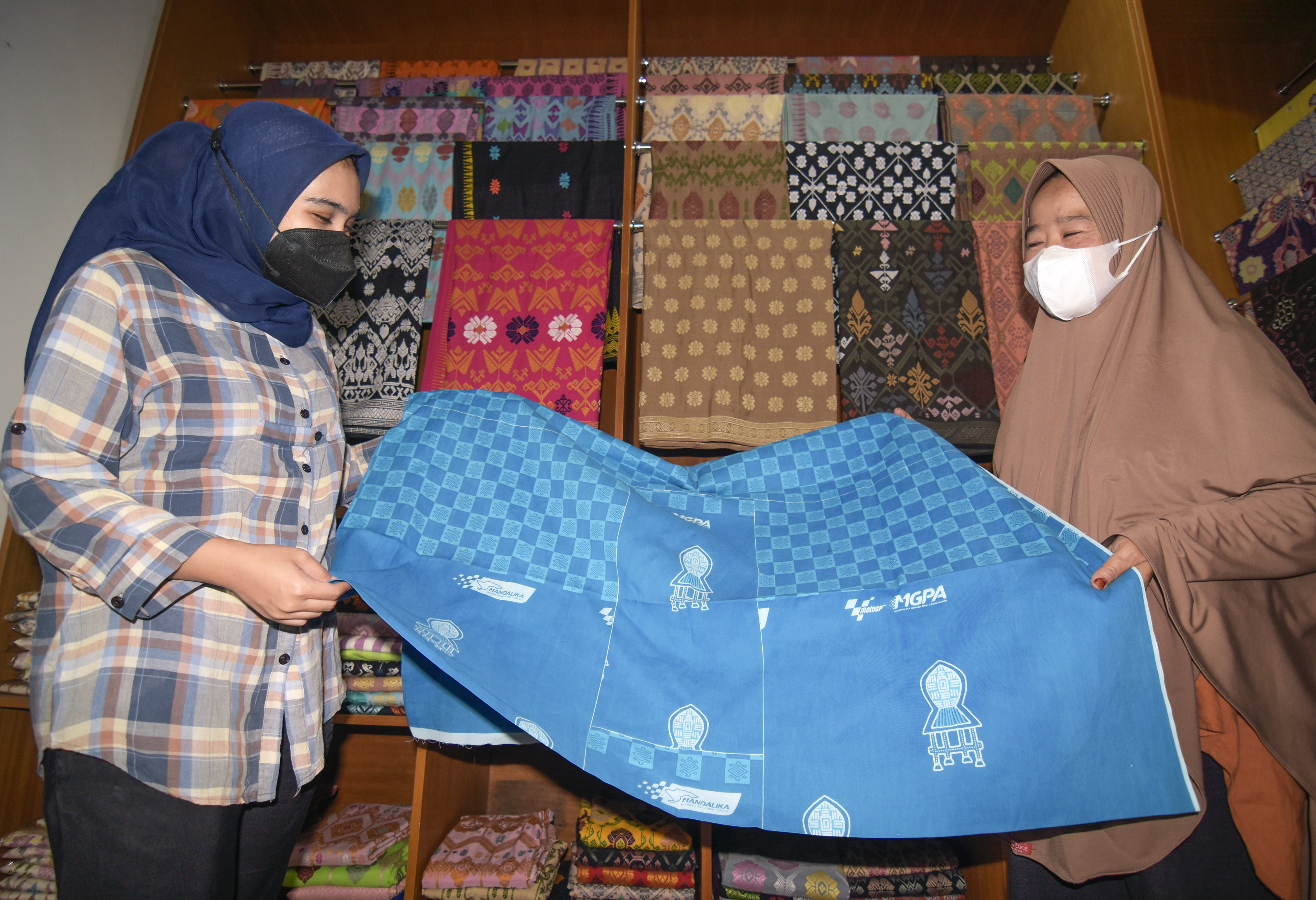 Pelaku UMKM NTB menunjukkan tenun yang dipamerkan di NTB Expo Sirkuit Mandalika
