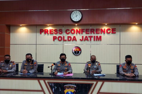 Kabid Humas Polda Jatim Kombes Pol Gatot Repli Handoko (tengah) saat merilis perkembangan kasus kecelakaan yang melibatkan Vanessa Angel.