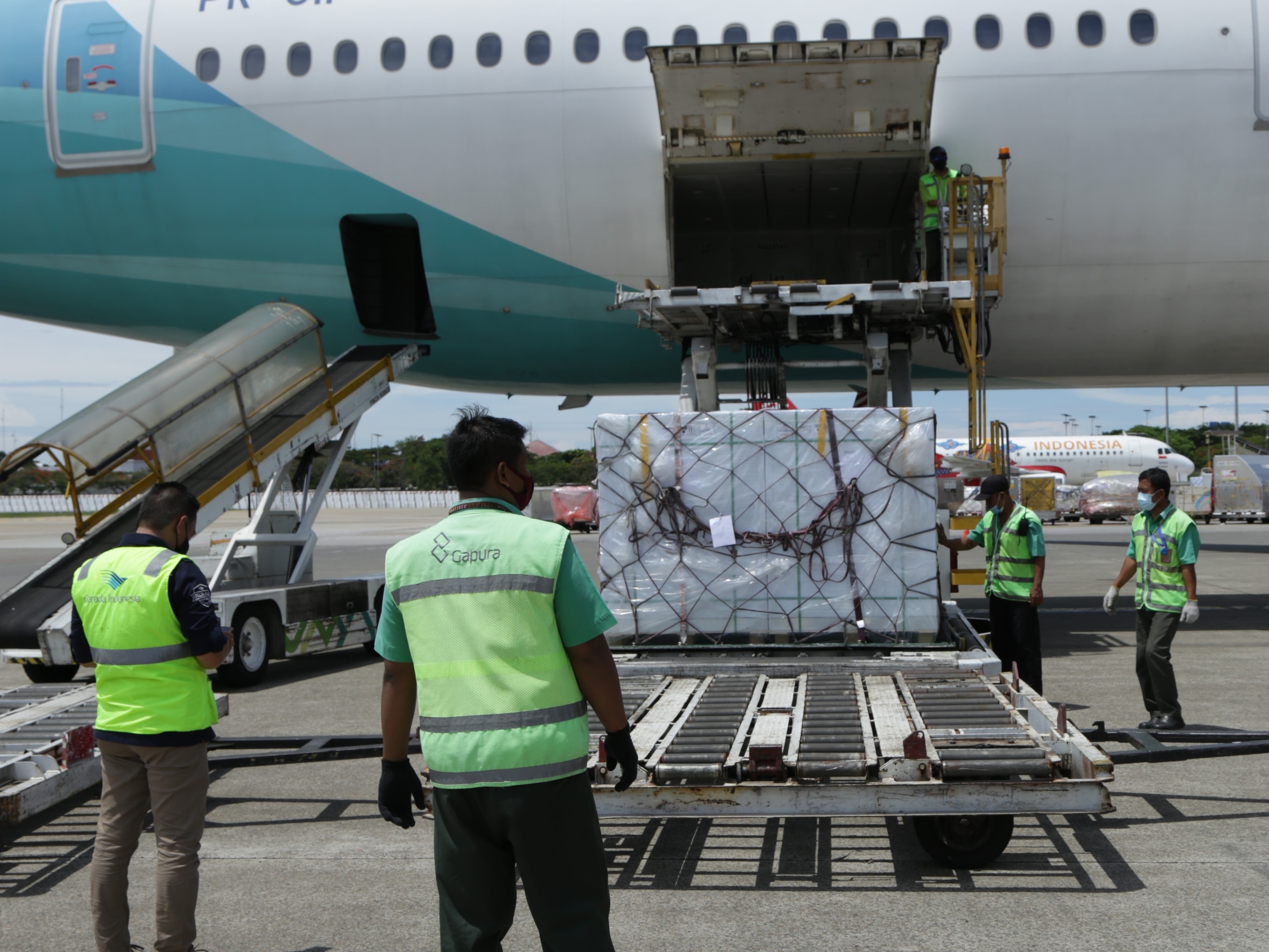 vakvSecara total vaksin yang telah tiba di Tanah Air dari berbagai merek, dalam bentuk bulk atau jadi, sebanyak 330.378.350 dosis.