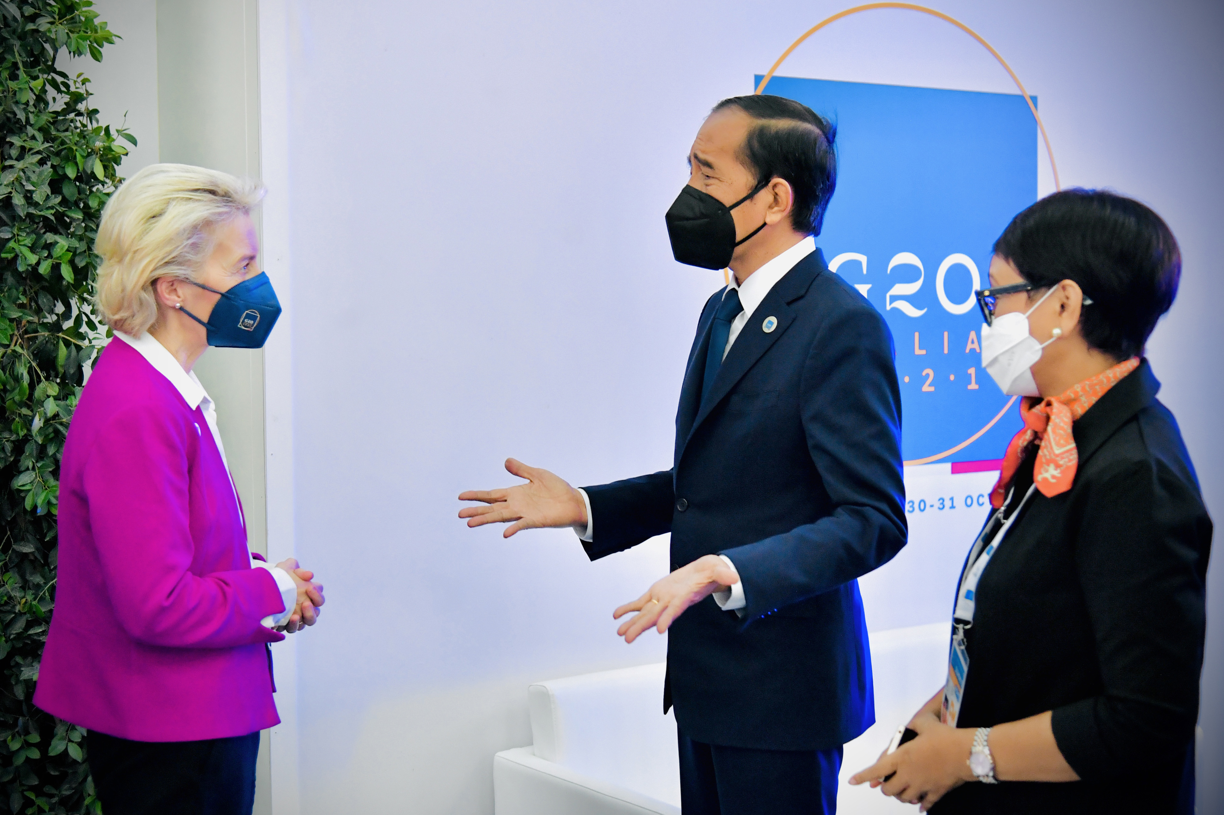  Presiden Joko Widodo didampingi Menlu Retno Marsud berbincang dengan Presiden Komisi Eropa Ursula von der Leyen, Minggu (31/10).