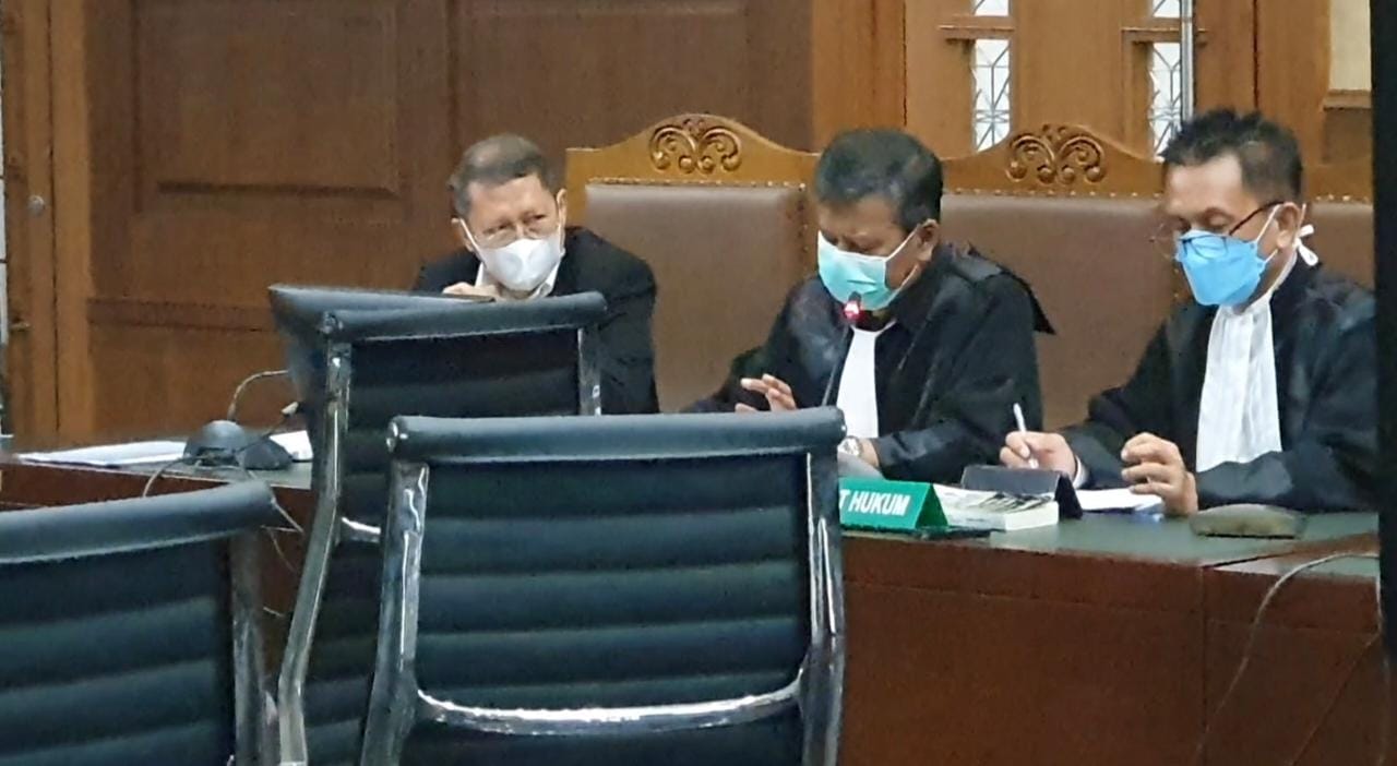 Mantan Dirut PT Pelindo II RJ Lino (memakai masker berwarna putih). 