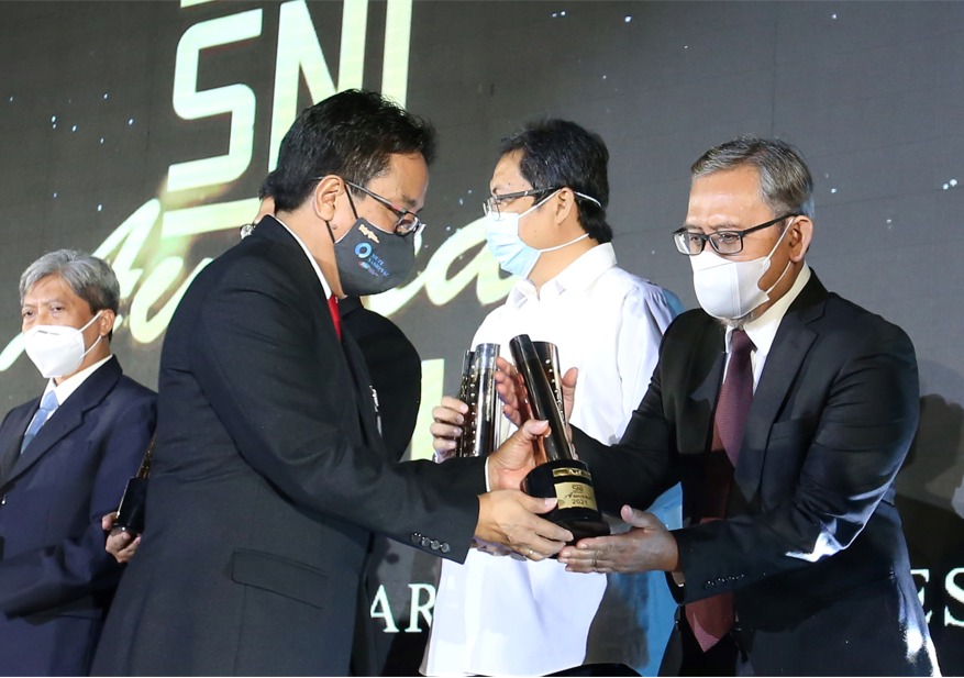Pemberian penghargaan dalam acara The 16th National Quality Award of Indonesia. 