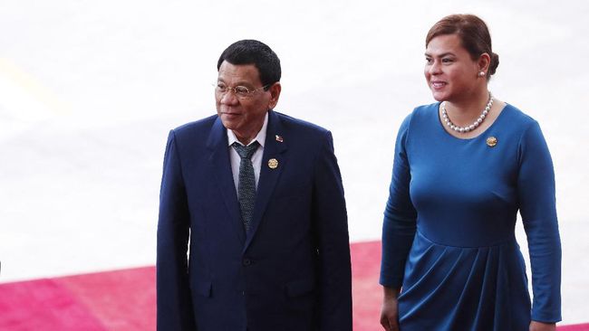 Wali Kota Davao, Sara Duterte-Carpio, (kanan) bersama ayahnya Presiden Filipina Rodrigo Duterte.