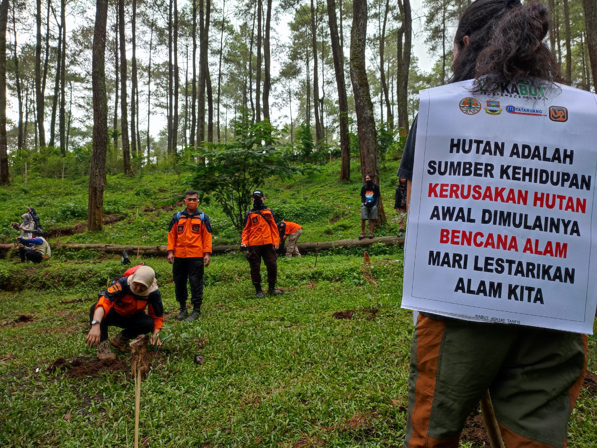 Sejumlah aktivis lingkungan menanam pohon baru di Hutan Desa Cikole, Lembang, Kabupaten Bandung Barat. 